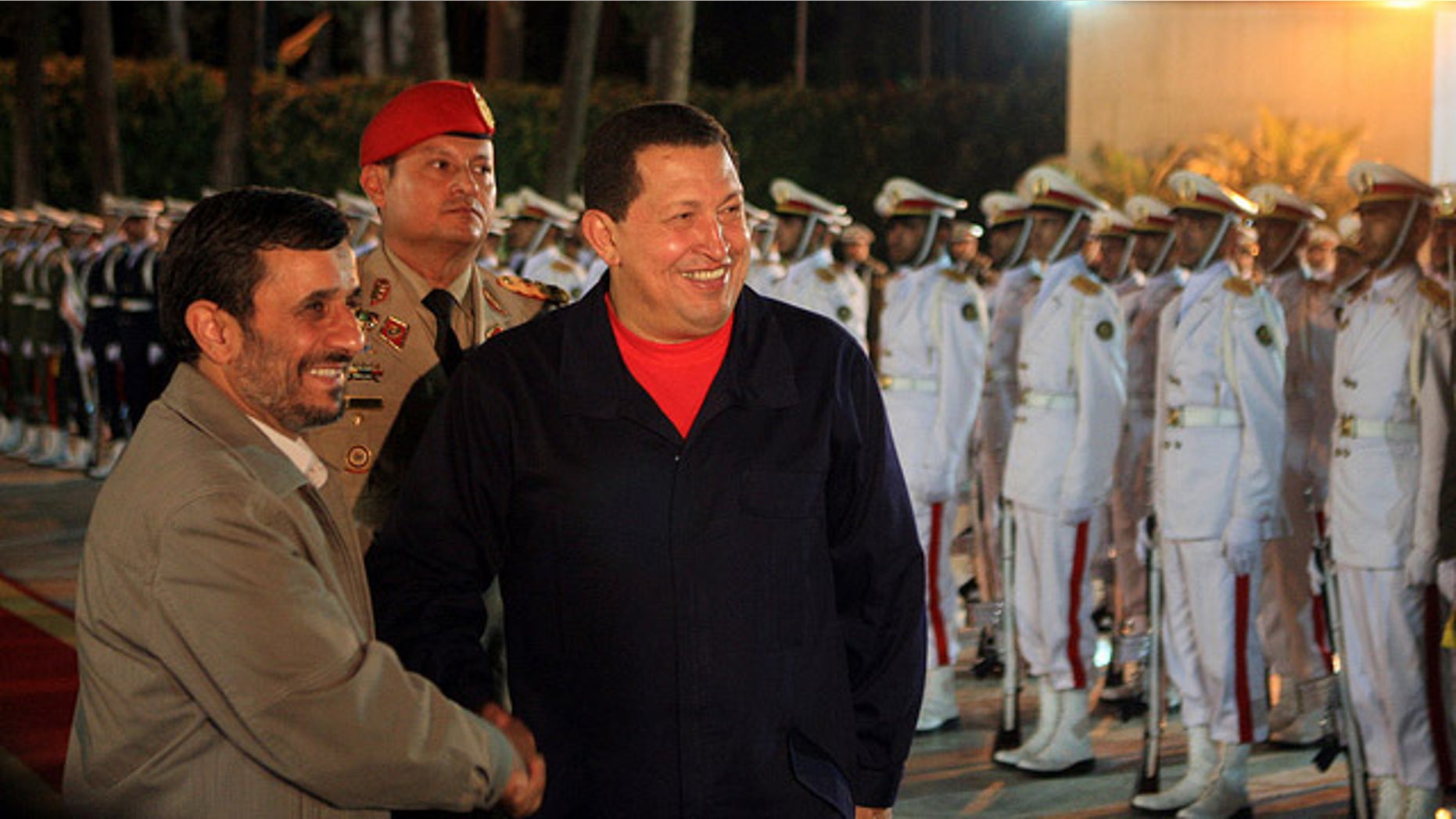 El Jefe de Estado venezolano, Hugo Châ¡vez junto al presidente iranâ Mahmud Ahmadinejad, durante la firma de acuerdos.