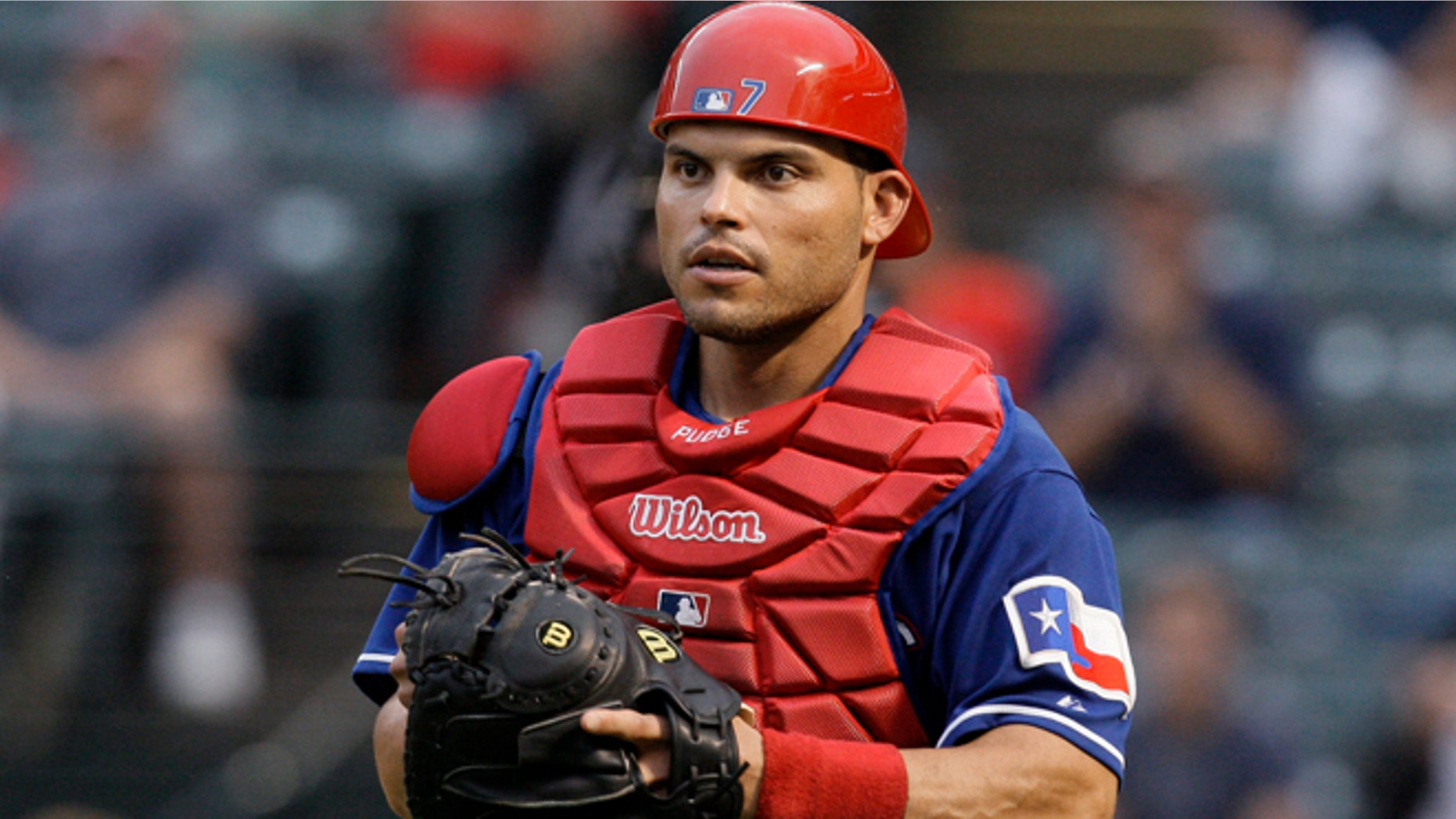 Foto de archivo del 13 de septiembre de 2009 en la que aparece el catcher Iván Rodríguez, entonces con los Rangers de Texas. Rodríguez planea anunciar su retiro. (AP Foto/Tony Gutierrez)