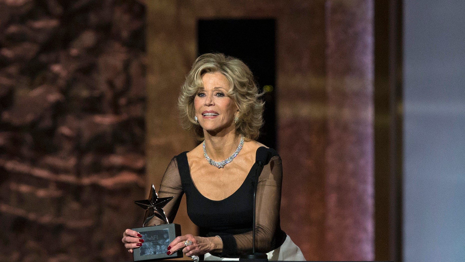 Actress Jane Fonda accepts the American Film Institute's 42nd Life Achievement Award at the Dolby theatre in Hollywood, California June 5, 2014. REUTERS/Mario Anzuoni (UNITED STATES - Tags: ENTERTAINMENT) - RTR3SGRC