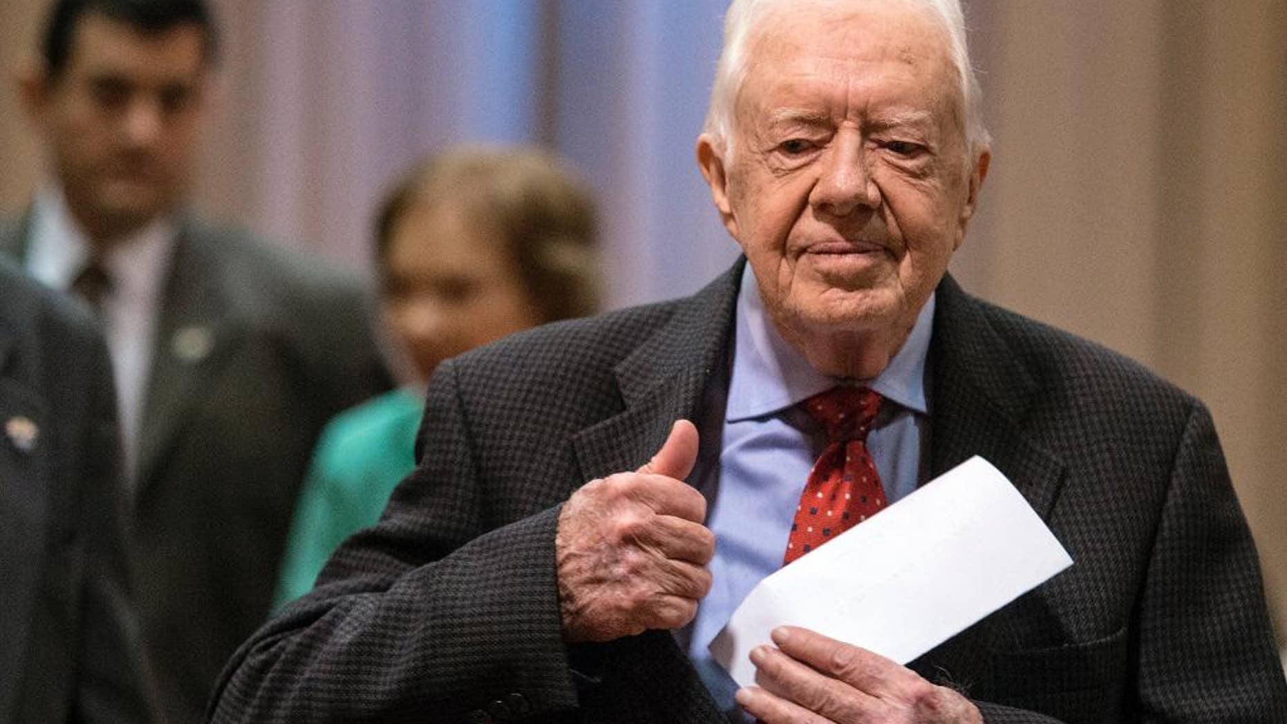 El expresidente de Estados Unidos Jimmy Carter llega a una conferencia de prensa acompañado de su esposa Rosalynn en Atlanta el jueves 20 de agosto de 2015. (Foto AP/Ron Harris)