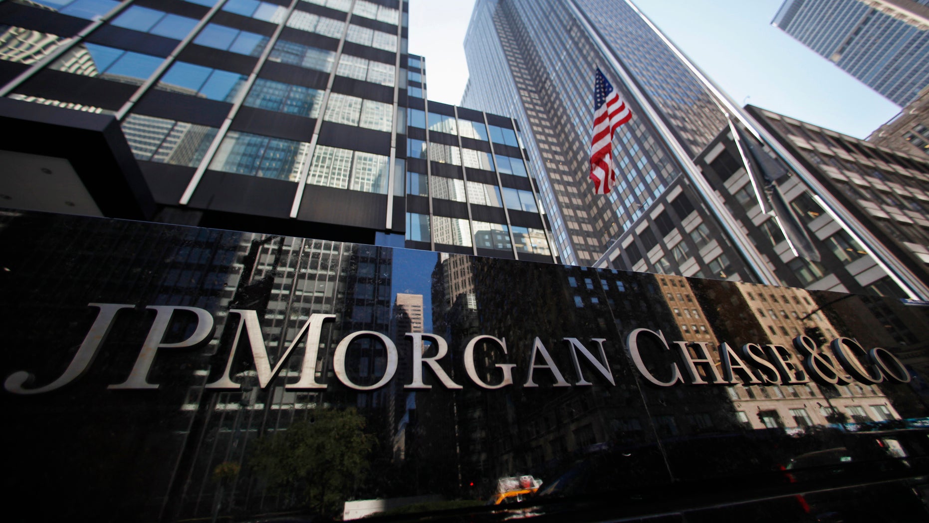 A sign outside the headquarters of JP Morgan Chase & Co in New York, September 19, 2013. JPMorgan Chase & Co will pay $920 million in penalties in two countries to settle some of its potential liabilities from its "London Whale" derivatives trading losses last year, according to terms made public by regulators on Thursday. REUTERS/Mike Segar (UNITED STATES - Tags: BUSINESS LOGO CRIME LAW) - RTX13R91