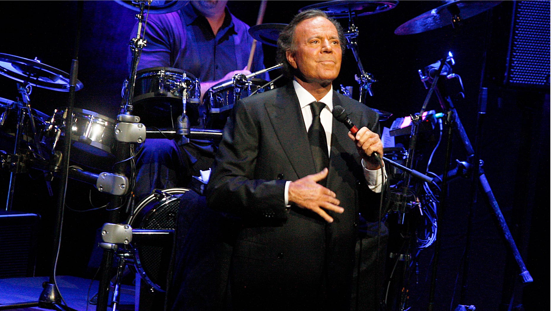 BARCELONA, SPAIN - JULY 04: Julio Iglesias performs 'Julio Iglesias In Concert At Gran Teatre del Liceu' In Barcelona on July 4, 2012 in Barcelona, Spain. (Photo by Miquel Benitez/Getty Images)