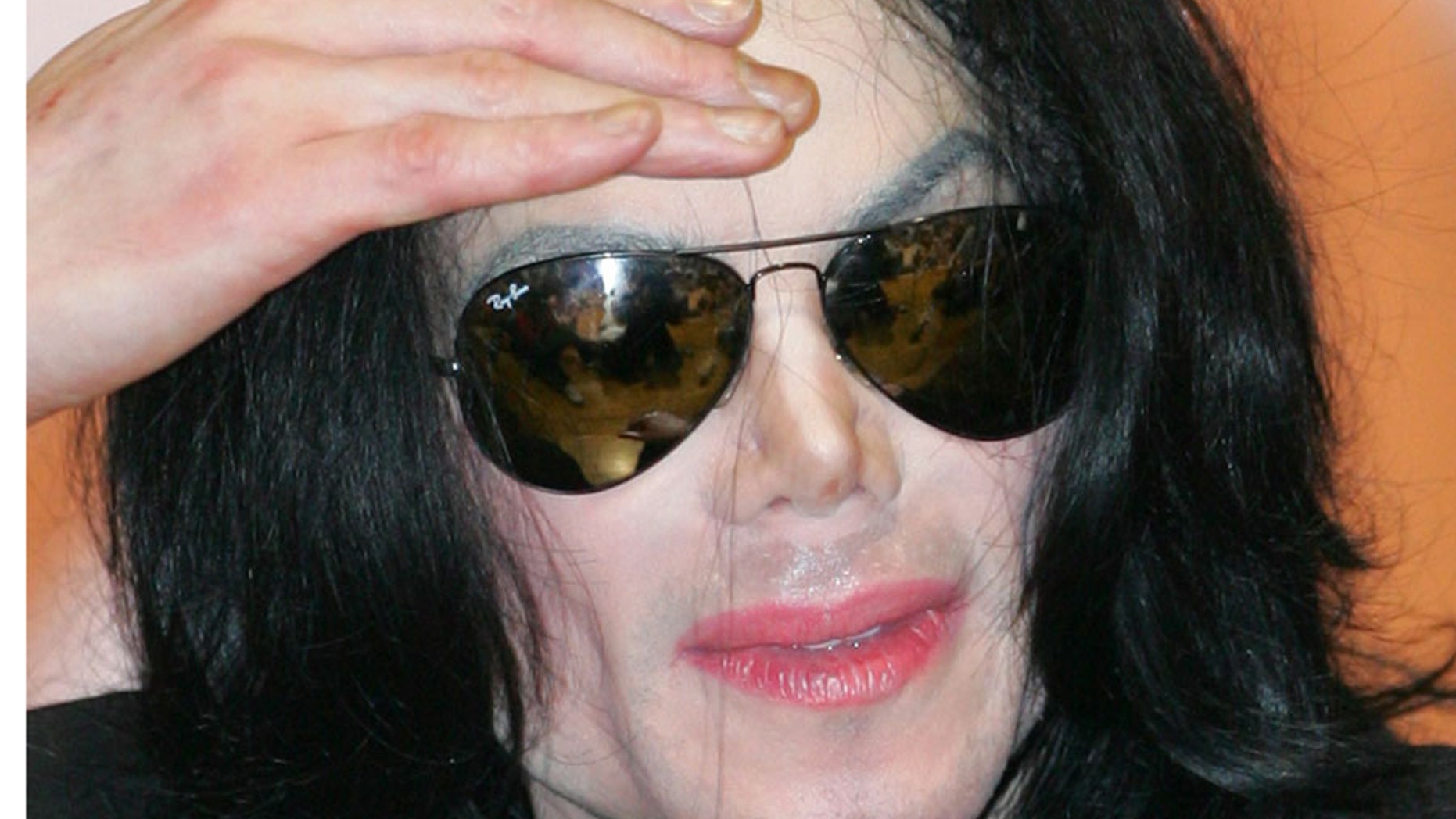 Pop star Michael Jacksone in Tokyo May 28, 2006. REUTERS/Issei Kato