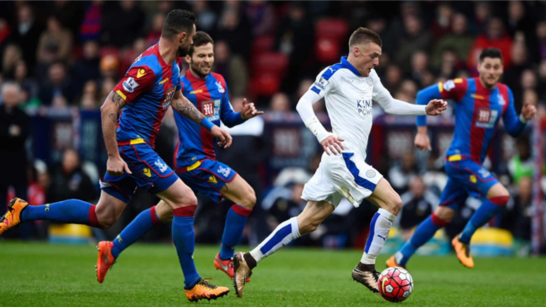 LONDON, ENGLAND - MARCH 19: Jamie Vardy of Leicester City runs with the ball while Damien Delaney of Crystal Palace tries to stop during the Barclays Premier League match between Crystal Palace and Leicester City at Selhurst Park on March 19, 2016 in London, United Kingdom. (Photo by Mike Hewitt/Getty Images)
