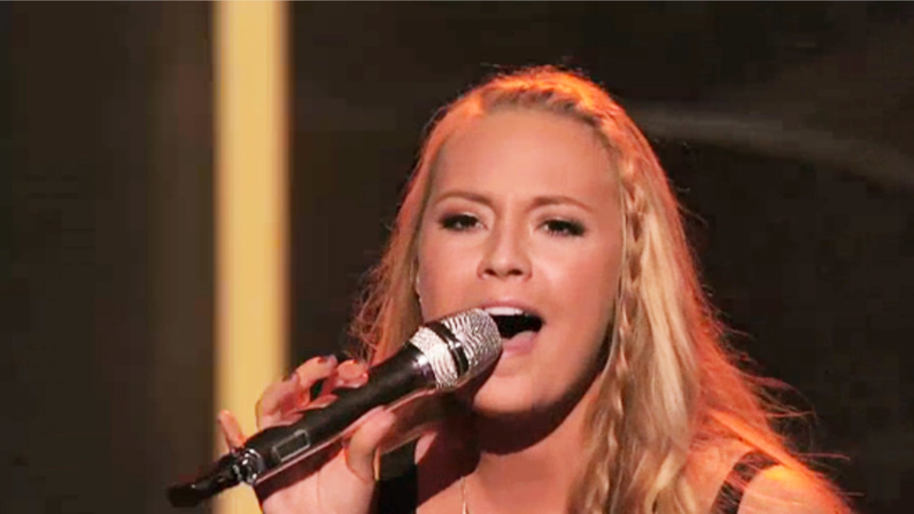 Janelle Arthur performs on "American Idol."
