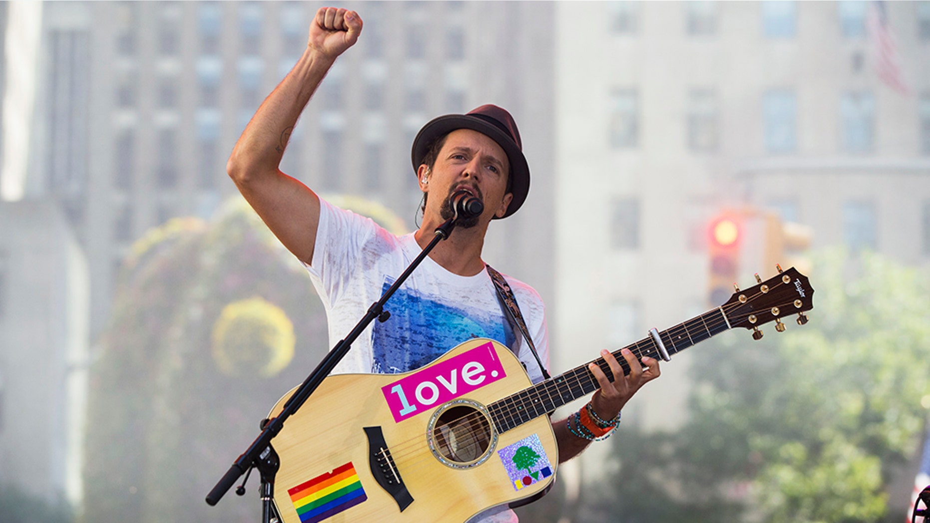 Singer Jason Mraz opens up about sexuality in new interview.