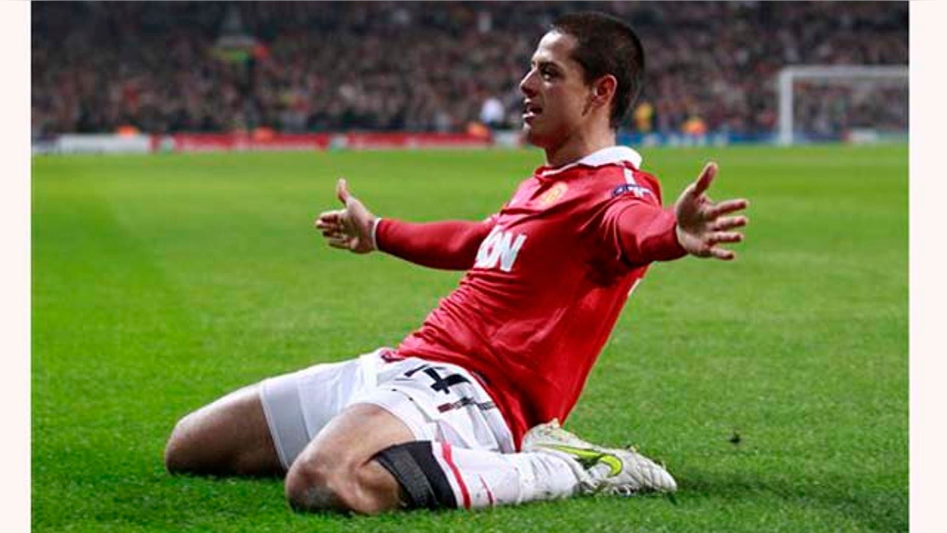 El jugador mexicano de Manchester United, Javier Hernández, festeja un gol contra Marsella por la Liga de Campeones el martes, 15 de marzo de 2011, en Manchester, Inglaterra. (AP foto/Jon Super)