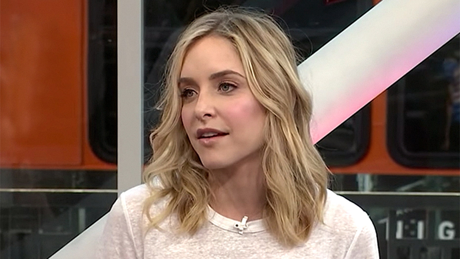 Jenny Mollen shared a shocking photo of her body after experiencing thyroid issues.