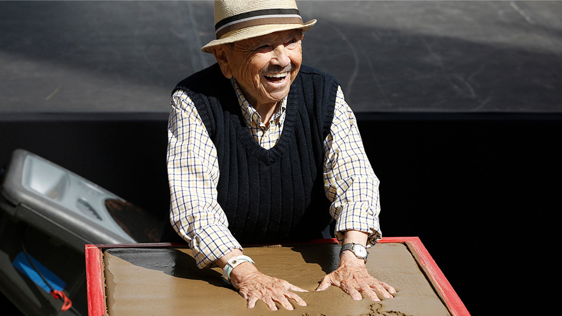 Jerry Maren, the last surviving munchkin in the "Wizard of Oz" has died at 98. The actor's niece, Stacy Michelle Barrington tell us he died at a nursing care facility in San Diego, Calif.