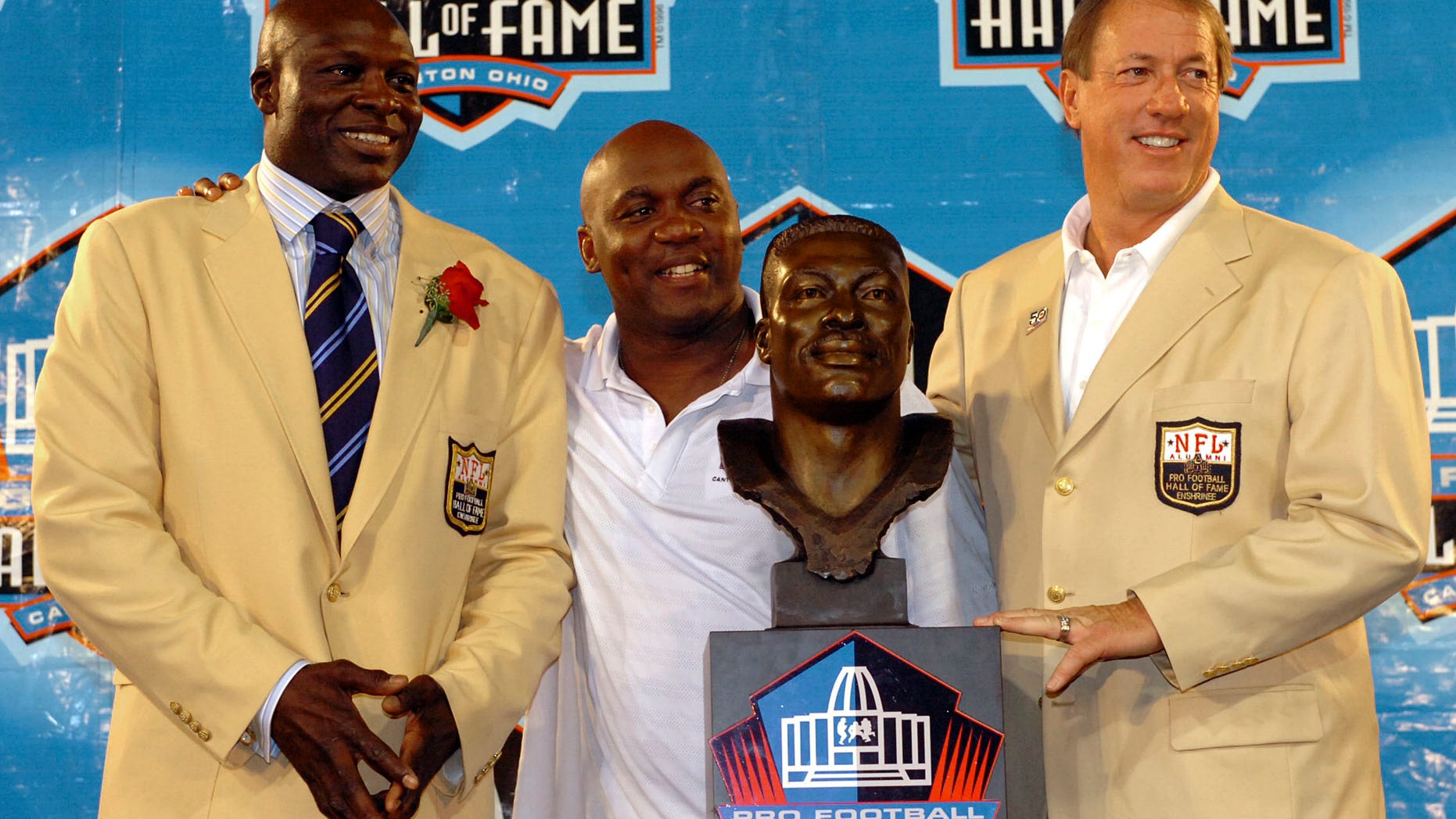 Former Buffalo Bills player Jim Kelly (R) at his acceptance into the NFL Pro Football Hall of Fame in Canton, Ohio in 2009. Kelly is now battling a second recurrence of oral cancer. (REUTERS/Ron Kuntz)