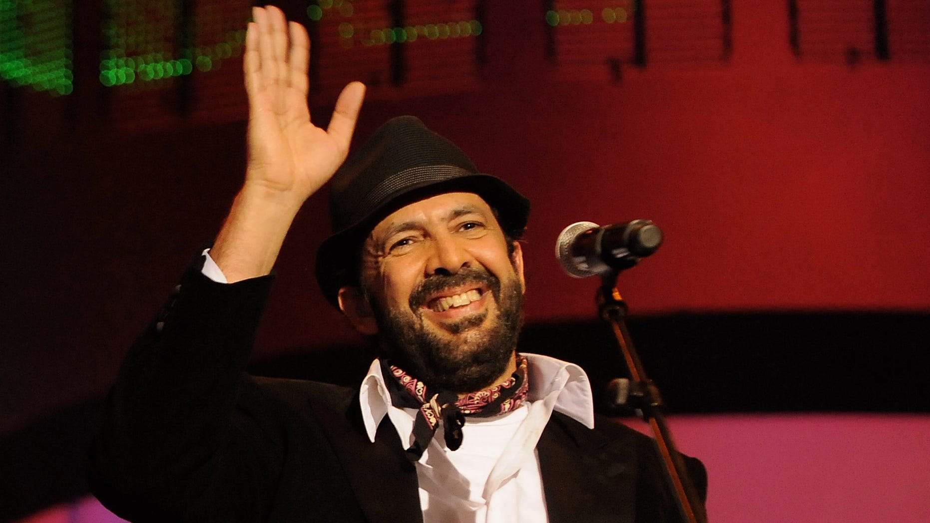 SANTA CRUZ DE TENERIFE, SPAIN - FEBRUARY 26: Singer Juan Luis Guerra attends Cadena Dial Awards 2007 on February 26 at Santa Cruz de Tenerife Auditorium in Tenerife, Spain (Photo by Carlos Alvarez/Getty Images)