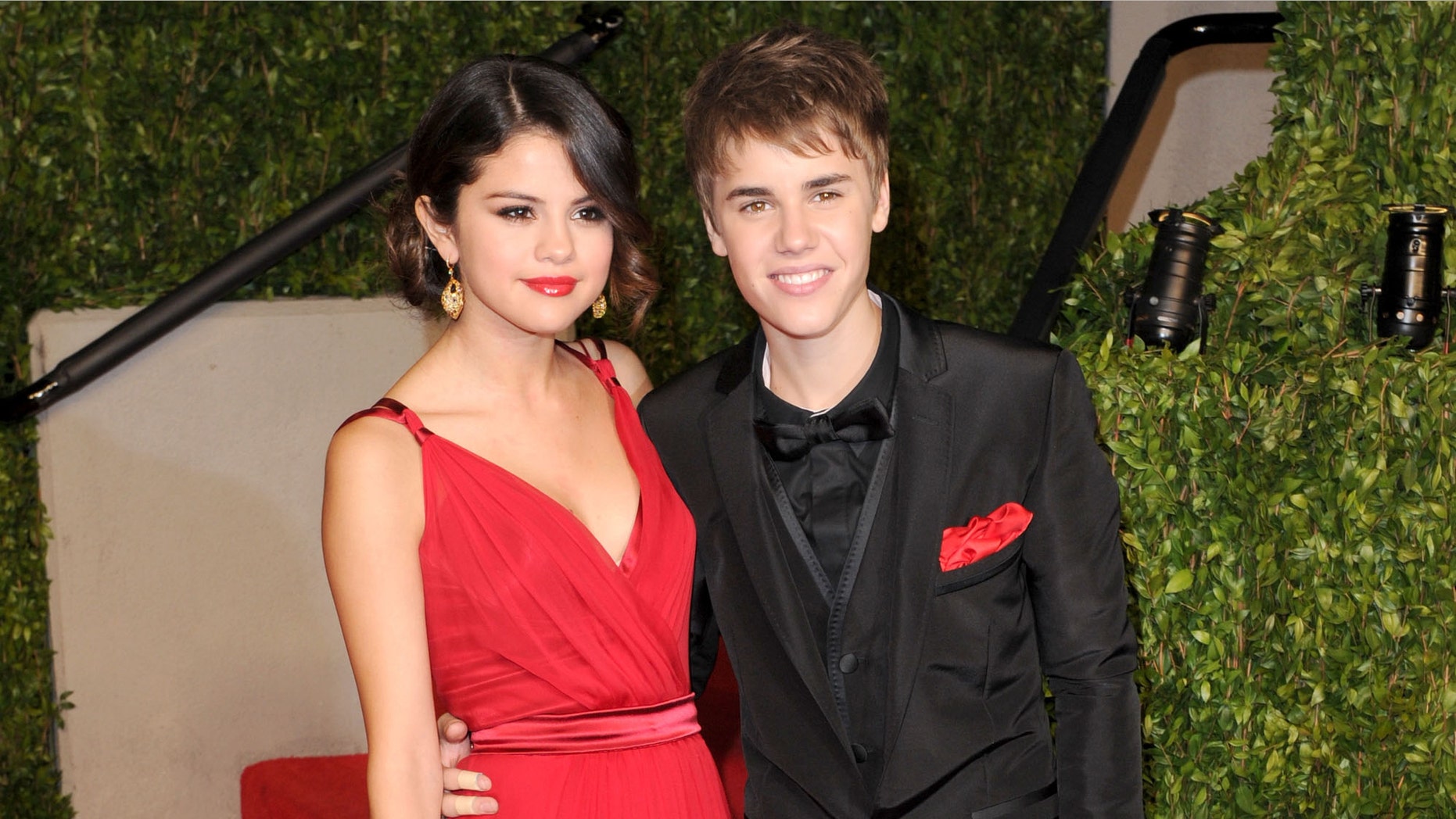 WEST HOLLYWOOD, CA - FEBRUARY 27: Singer/actress Selena Gomez and singerJustin Bieber arrive at the Vanity Fair Oscar party hosted by Graydon Carter held at Sunset Tower on February 27, 2011 in West Hollywood, California. (Photo by Craig Barritt/Getty Images)