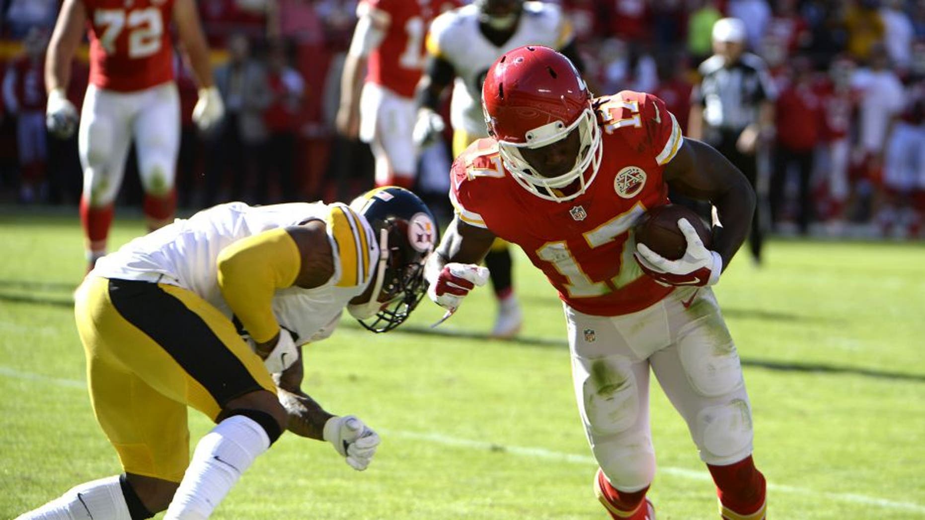 Oct 25, 2015; Kansas City, MO, USA; Kansas City Chiefs wide receiver Chris Conley (17) catches a pass for a touchdown against the Pittsburgh Steelers in the second half at Arrowhead Stadium. Kansas City won 23-13. Mandatory Credit: John Rieger-USA TODAY Sports