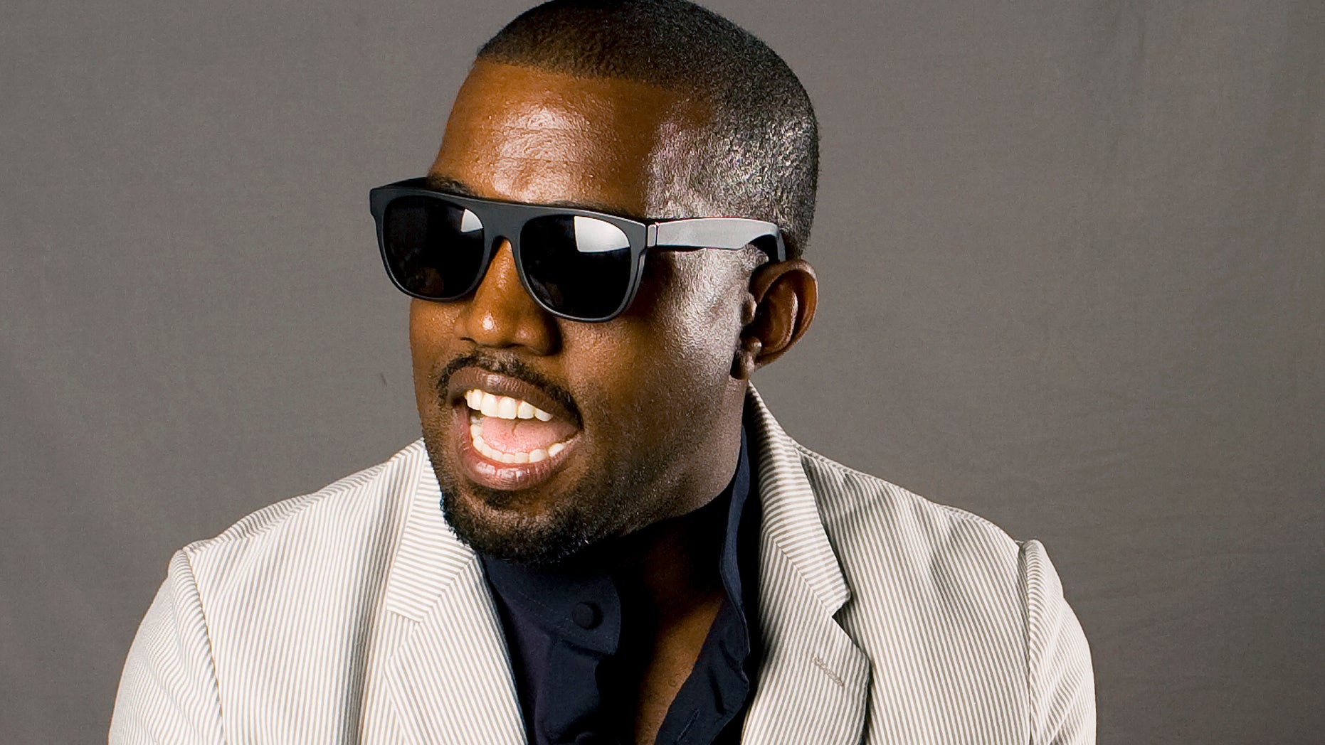 Entertainer Kanye West poses for a portrait while promoting his new collaborative book named "Thank You and You're Welcome" in New York May 22, 2009. REUTERS/Lucas Jackson (UNITED STATES ENTERTAINMENT MEDIA) - RTXLIH6