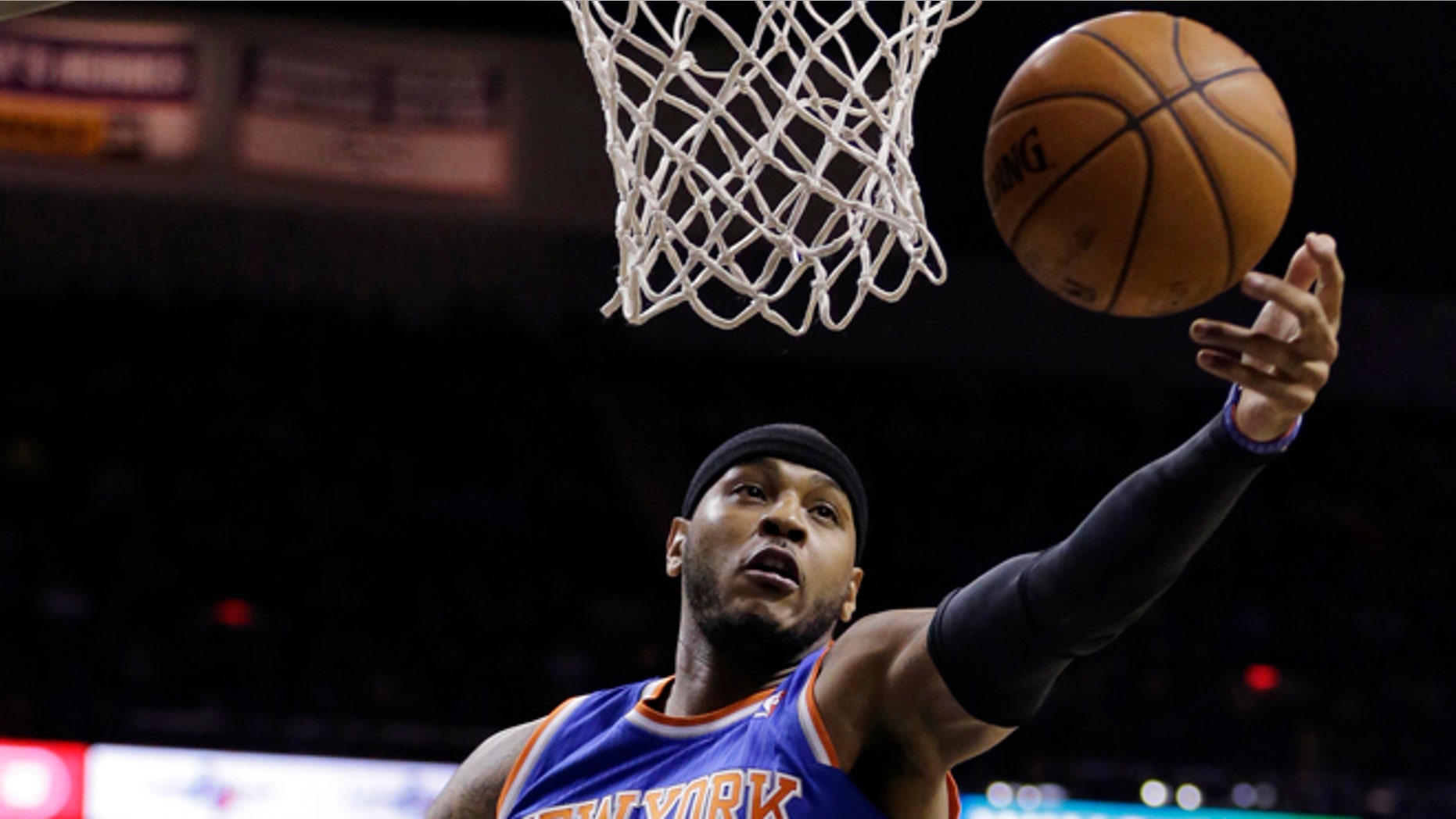 New York Knicks' Carmelo Anthon reaches for a rebound against the San Antonio Spurs during the first half on an NBA basketball game, Thursday, Jan. 2, 2014, in San Antonio. (AP Photo/Eric Gay)