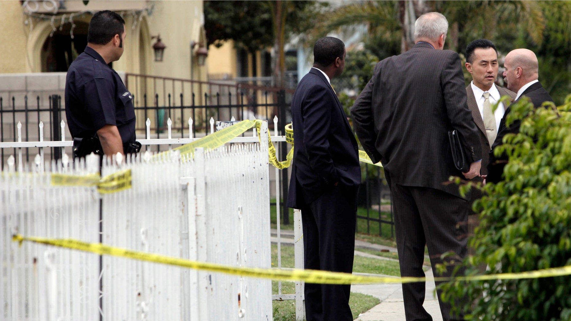Los Angeles police investigators are shown at the site of a drowning Wednesday Feb. 15, 2012 in Los Angeles. A Los Angeles mother has been detained after the drowning death of a 1-year-old girl and the critical injury of a 5-year-old girl. (AP Photo/Nick Ut)