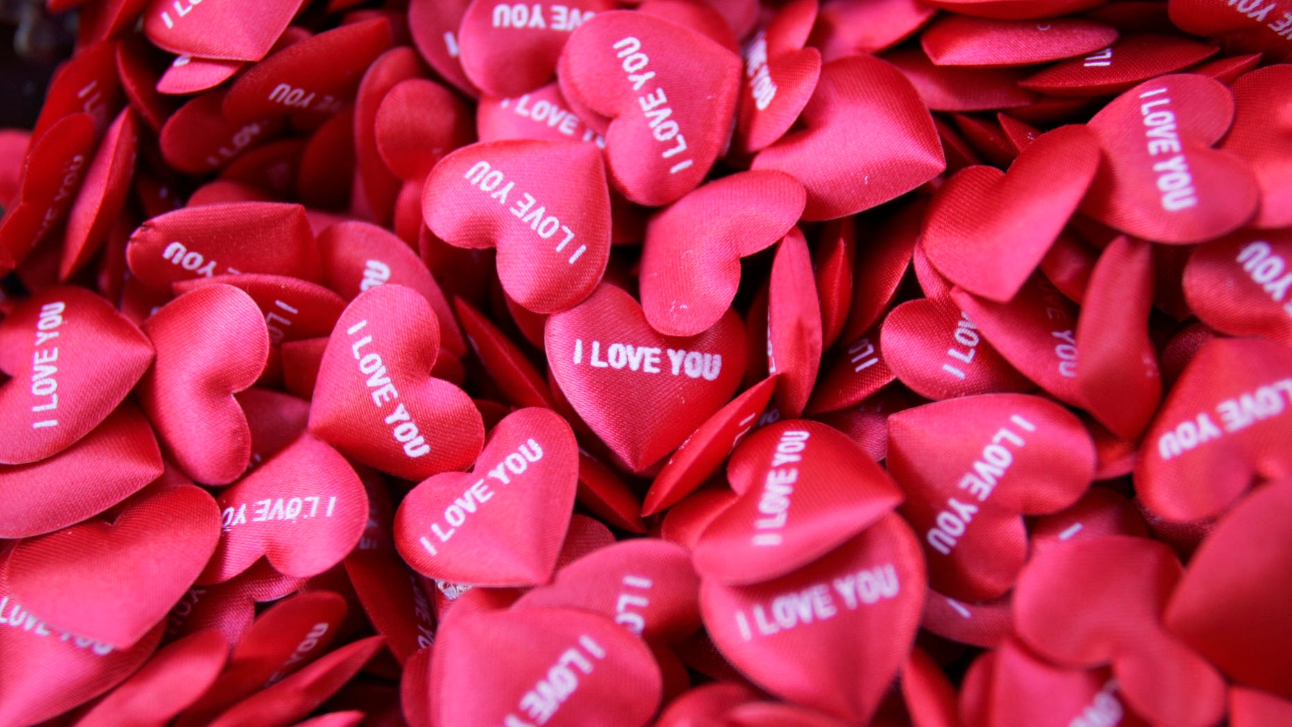 Small heart-shaped ornaments are displayed for Valentine's Day in a shop in Beirut February 13, 2009. REUTERS/Cynthia Karam (LEBANON) - RTXBKZM