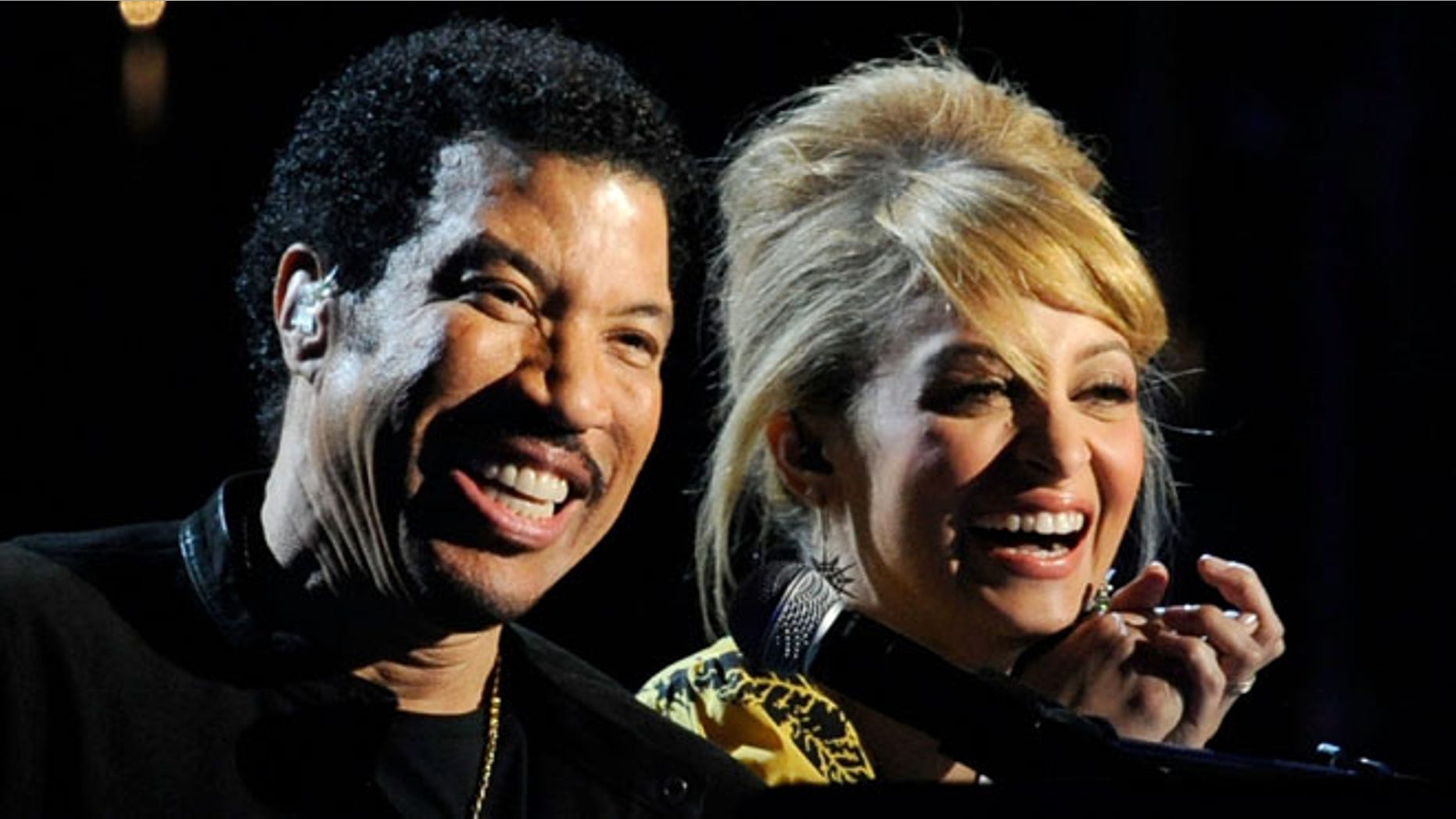 LAS VEGAS, NV - APRIL 02: Musician Lionel Richie (L) and his daughter Nicole Richie perform onstage during Lionel Richie and Friends in Concert presented by ACM held at the MGM Grand Garden Arena on April 2, 2012 in Las Vegas, Nevada. (Photo by Ethan Miller/Getty Images)