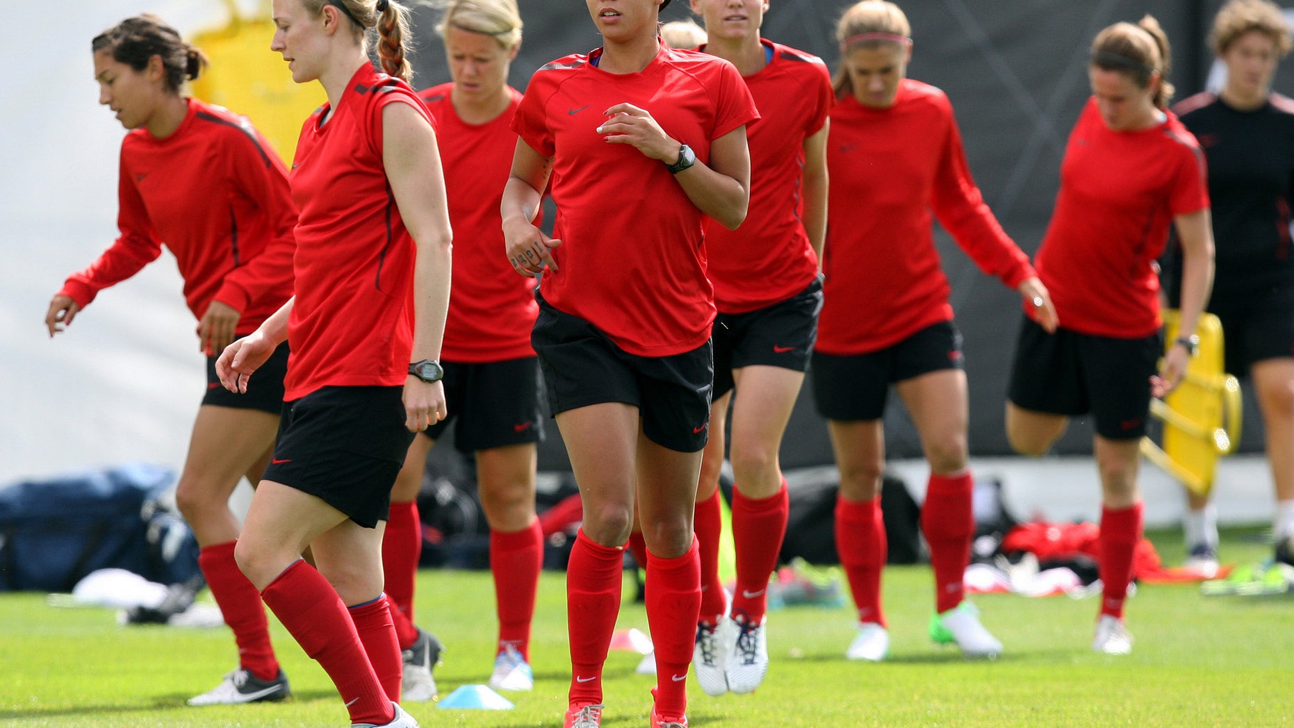 United States' Sydney Leroux, center, trains during soccer practice for the 2012 London Summer Olympics at Cochrane Park in Newcastle, England, on Thursday, Aug. 2, 2012. The United States will face New Zealand in the women's quarter final soccer match on Friday. (AP Photo/Scott Heppell)