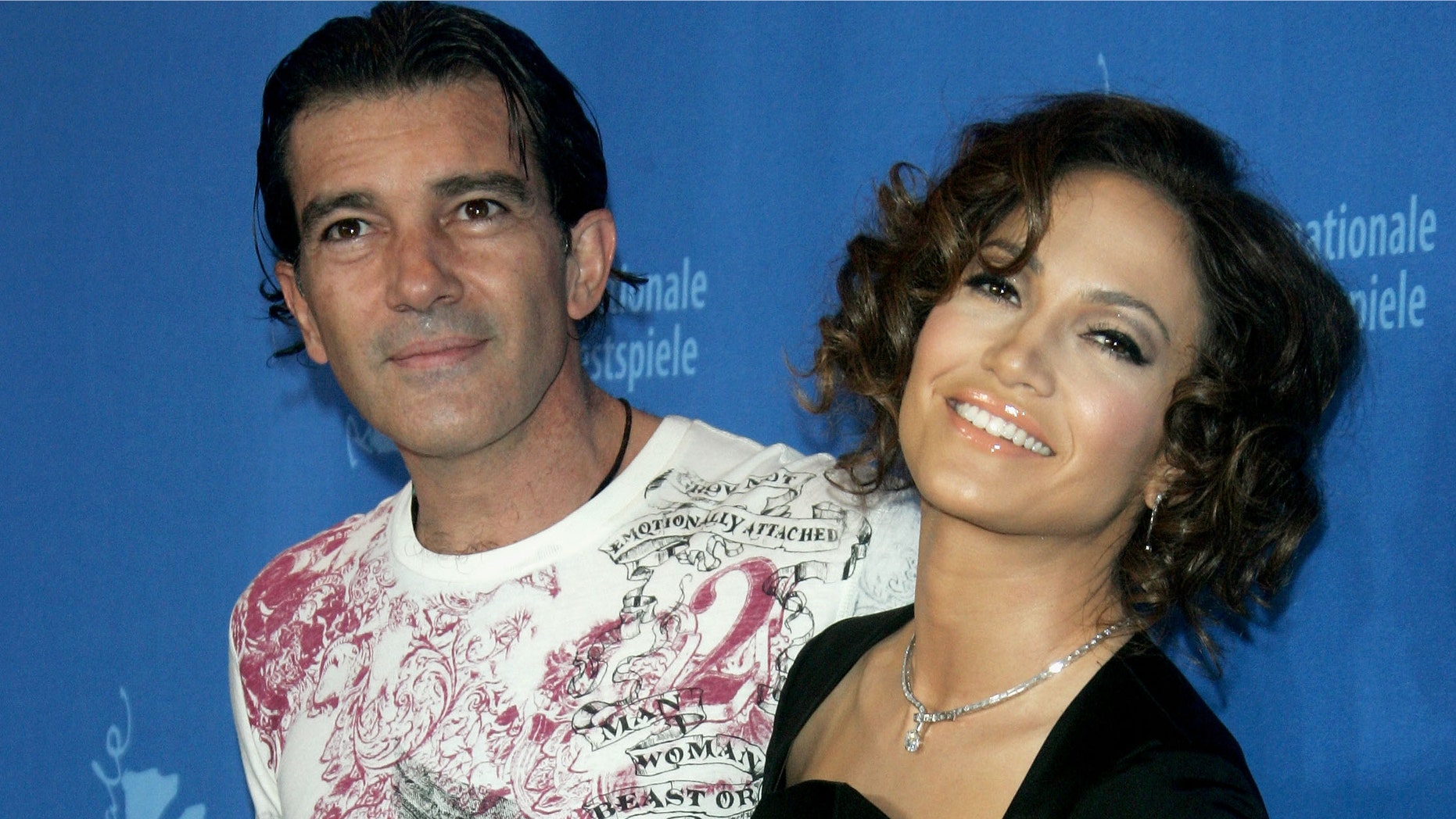 BERLIN - FEBRUARY 15: Actors Antonio Banderas and Jennifer Lopez attend a photocall to promote the movie 'Bordertown' during the 57th Berlin International Film Festival (Berlinale) on February 15, 2007 in Berlin, Germany. (Photo by Pascal Le Segretain/Getty Images) *** Local Caption *** Antonio Banderas;Jennifer Lopez