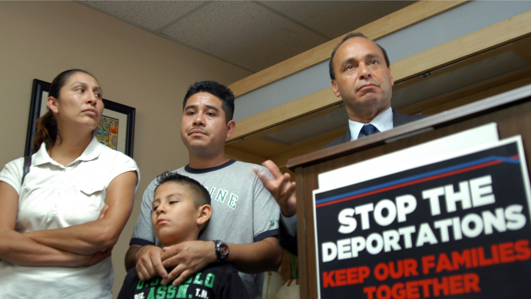 En esta foto del 21 de abril de 2012, el representante demócrata Luis Gutiérrez, a la derecha, acompañado por el mexicano Gabino Sánchez, al centro, y miembros de la familia de Sánchez, habla durante una conferencia de prensa en Charlotte, Carolina del Norte. Sánchez, quien se encuentra en proceso de deportación después de haber sido arrestado por manejar sin licencia de conducir, estará presente en una audiencia sobre su caso el martes. (Foto AP/Que Pasa Mi Gente de Charlotte Newspaper Courtesy)