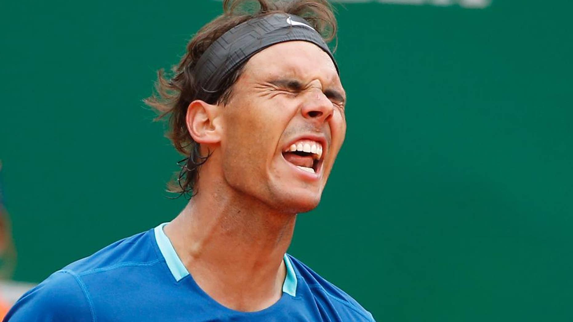 El español Rafael Nadal gesticula el perder un punto contra David Ferrer en el Masters de Montecarlo el viernes, 18 de abril de 2014, en Mónaco. Ferrer ganó. (AP Photo/Michel Euler)