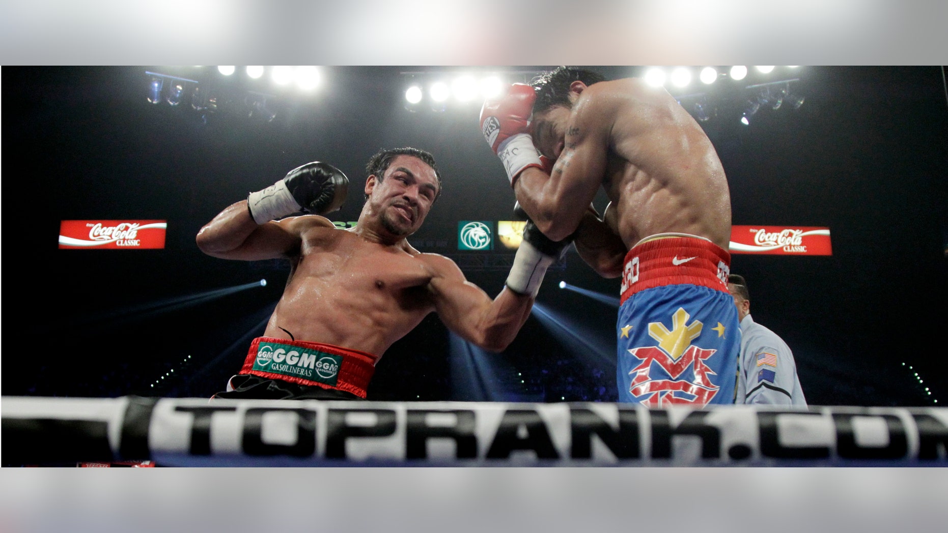 El filipino Manny Pacquiao, derecha, recibe un golpe de izquierda dal mexicano Juan Manuel Márquez durante la pelea por el título de peso welter de la OMB, el sábado 12 de noviembre de 2011, en Las Vegas. (Foto AP/Julie Jacobson)