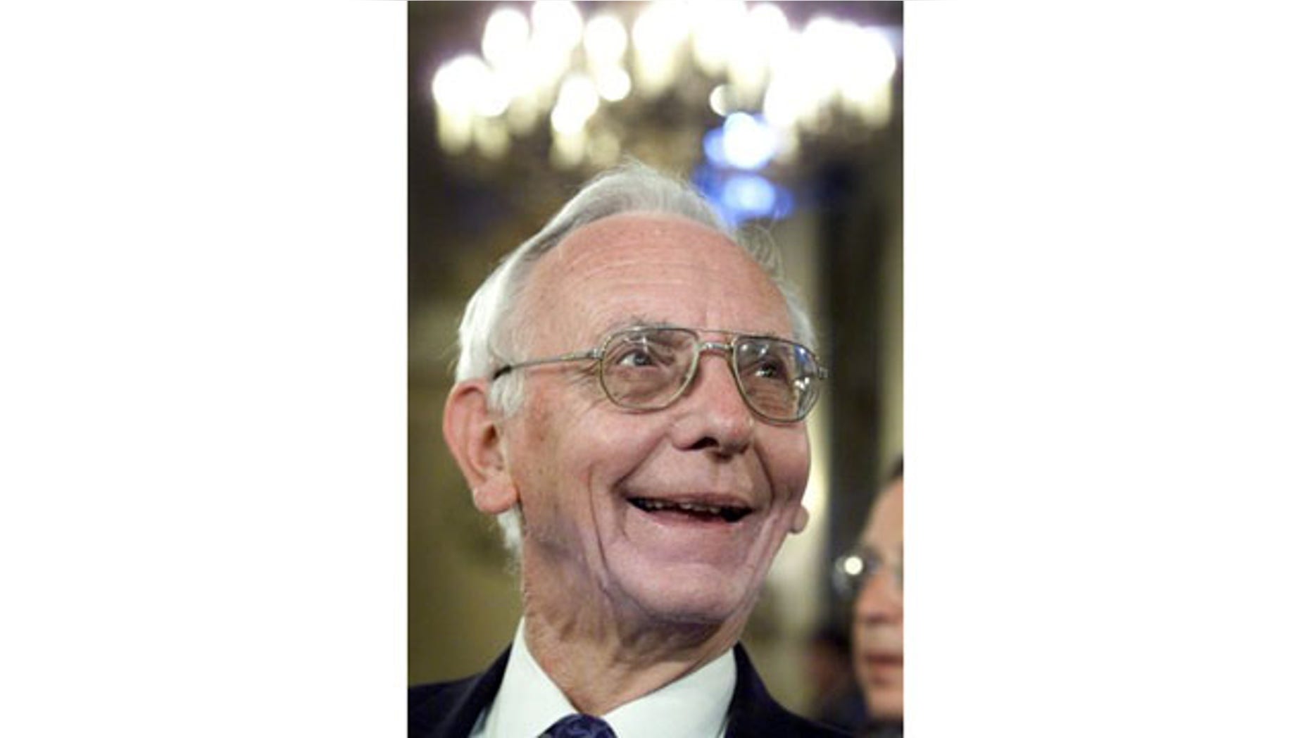Dutch Foreign Minister Max van der Stoel prior to the 2001 awarding ceremony of the Peace Prize of the German federal state of Hesse in Wiesbaden.