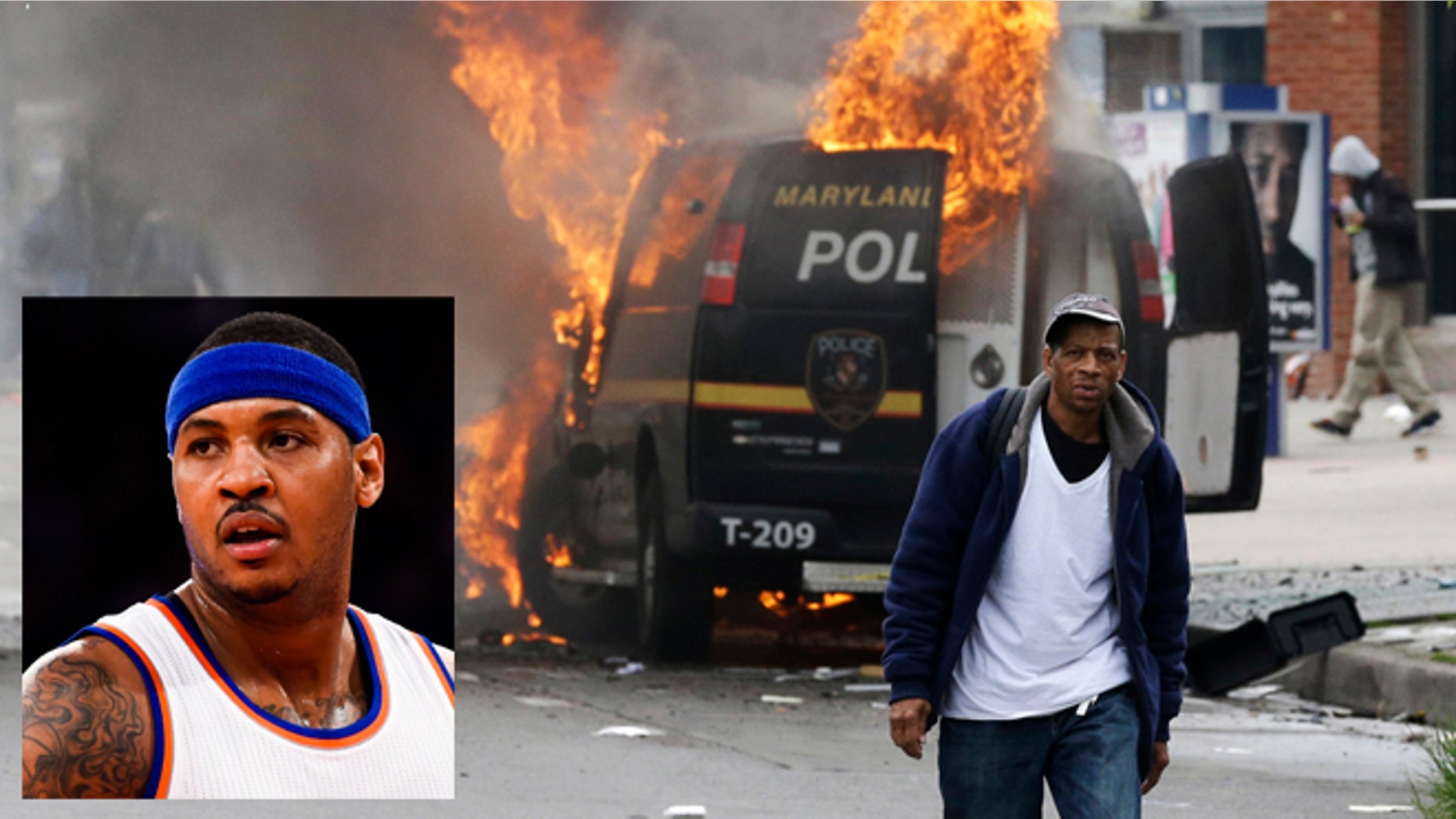 Un sujeto camina cerca de un vehÃculo policial incendiado el lunes 27 de abril de 2015, durante los disturbios que se dieron tras el funeral del negro Freddie Gray en Baltimore. Gray falleció de lesiones vertebrales una semana después de ser arrestado y trasladado en una camioneta del Departamento de PolicÃa de Baltimore. (Foto AP/Patrick Semansky)