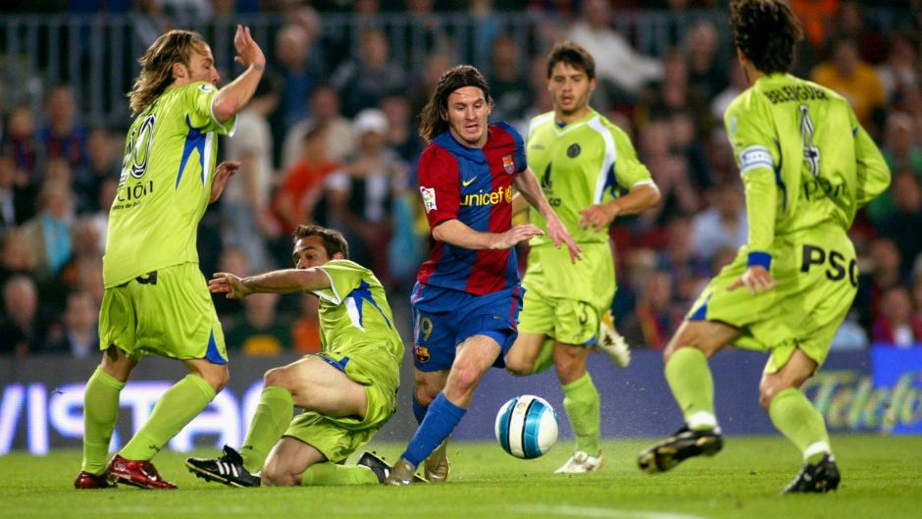 BARCELONA, SPAIN - APRIL 18: Leo Messi's first goal during the match between FC Barcelona and Getafe, of Copa del Rey, on April 18, 2007, played at the Camp Nou stadium in Barcelona, Spain. (Photo by Bagu Blanco/Getty Images).