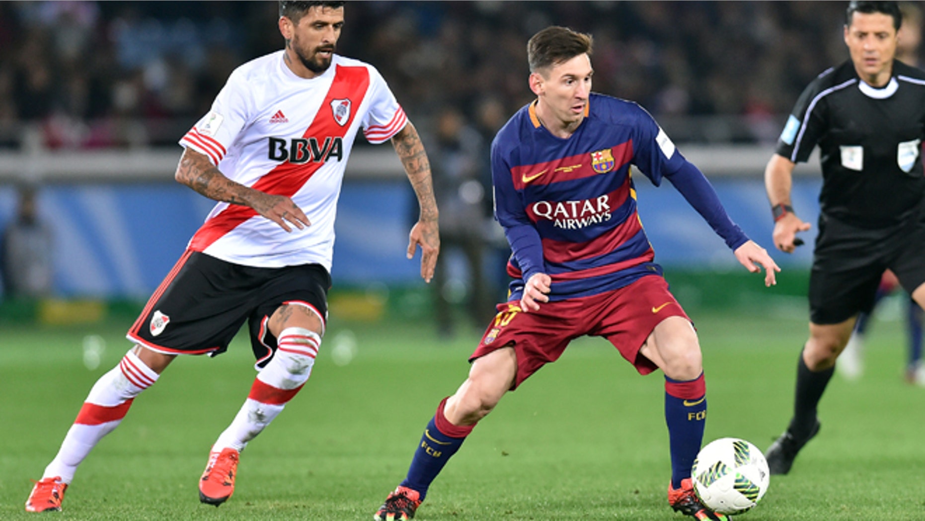 YOKOHAMA, JAPAN - DECEMBER 20: Lionel Messi of FC Barcelona controls the ball during the final match between River Plate and FC Barcelona at International Stadium Yokohama on December 20, 2015 in Yokohama, Japan. (Photo by Atsushi Tomura/Getty Images)