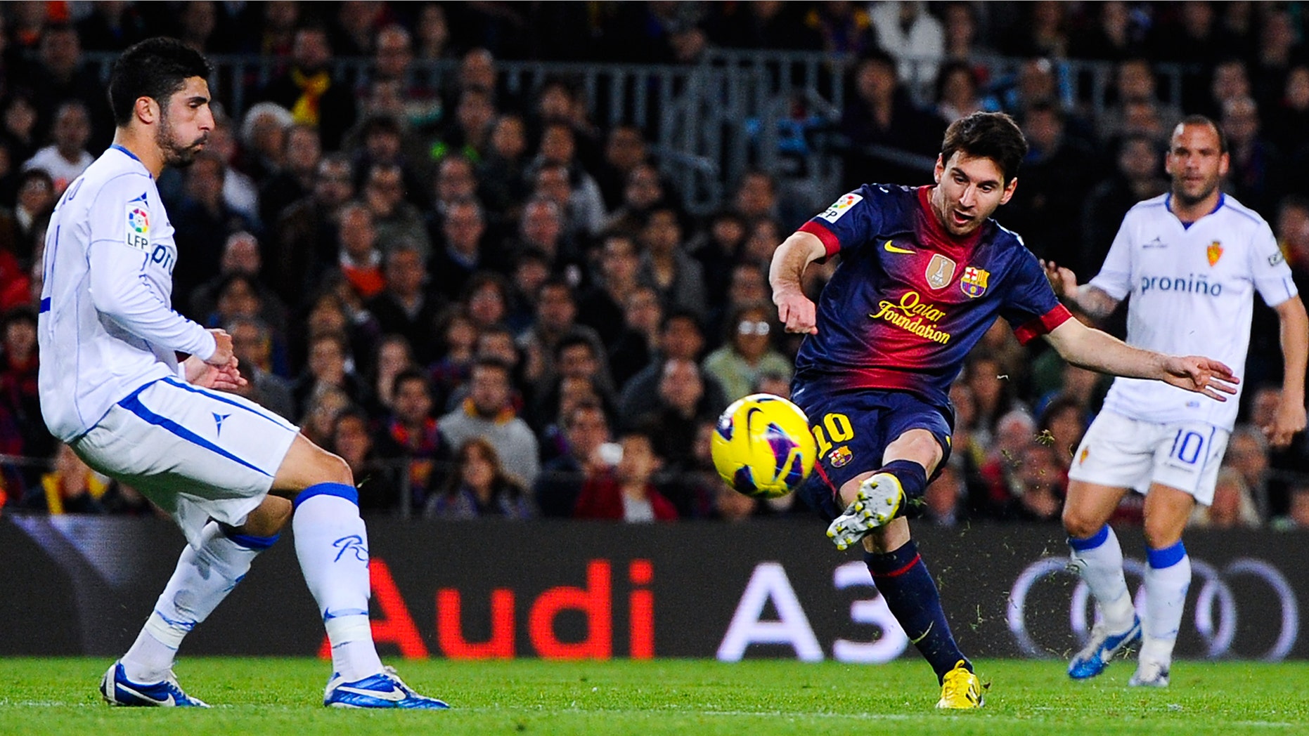 BARCELONA, SPAIN - NOVEMBER 17: Lionel Messi of FC Barcelona (C) scores his team's third goal during the La Liga match between FC Barcelona and Real Zaragoza at Camp Nou on November 17, 2012 in Barcelona, Spain. (Photo by David Ramos/Getty Images)