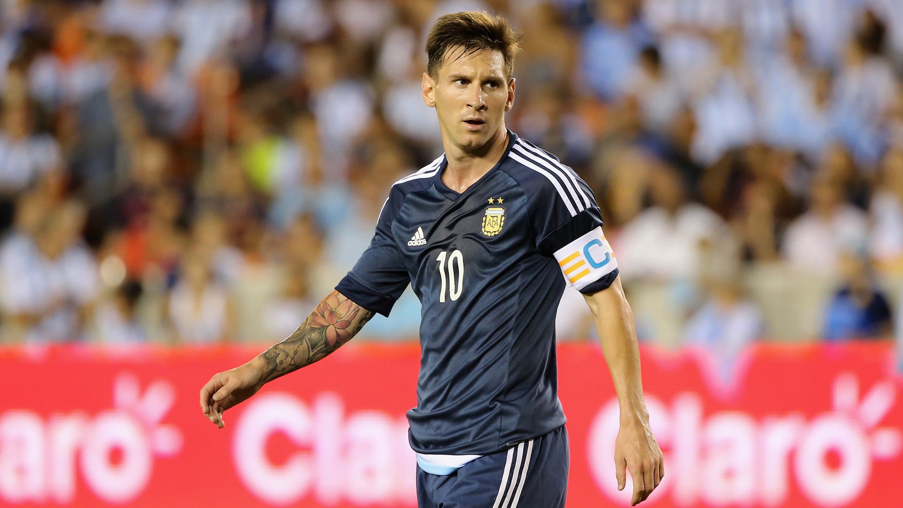 HOUSTON, TX - SEPTEMBER 04: Lionel Messi #10 of Argentina walks across the field during their International friendly match against Bolivia at BBVA Compass Stadium on September 4, 2015 in Houston, Texas. (Photo by Scott Halleran/Getty Images)