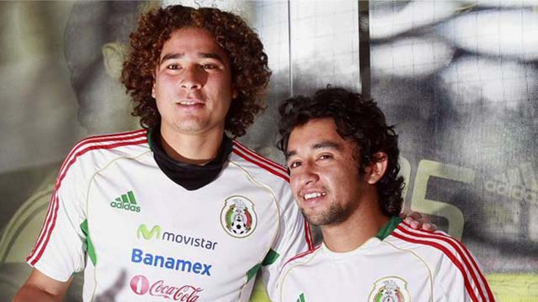Second doping test of Mexican soccer players comes back clean
Goalkeeper Guillermo Ochoa (left) and midfielder Christian Bermudez at a Mexican national soccer team practice. EFE/File