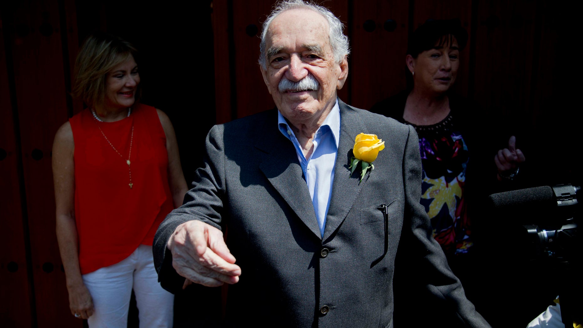 Colombian Nobel Literature laureate Gabriel Garcia Marquez greets fans and reporters outside his home on his birthday in Mexico City, Thursday, March 6, 2014. Garcia Marquez, known as "Gabo" in Latin America, turned 87 on Thursday. (AP Photo/Eduardo Verdugo)