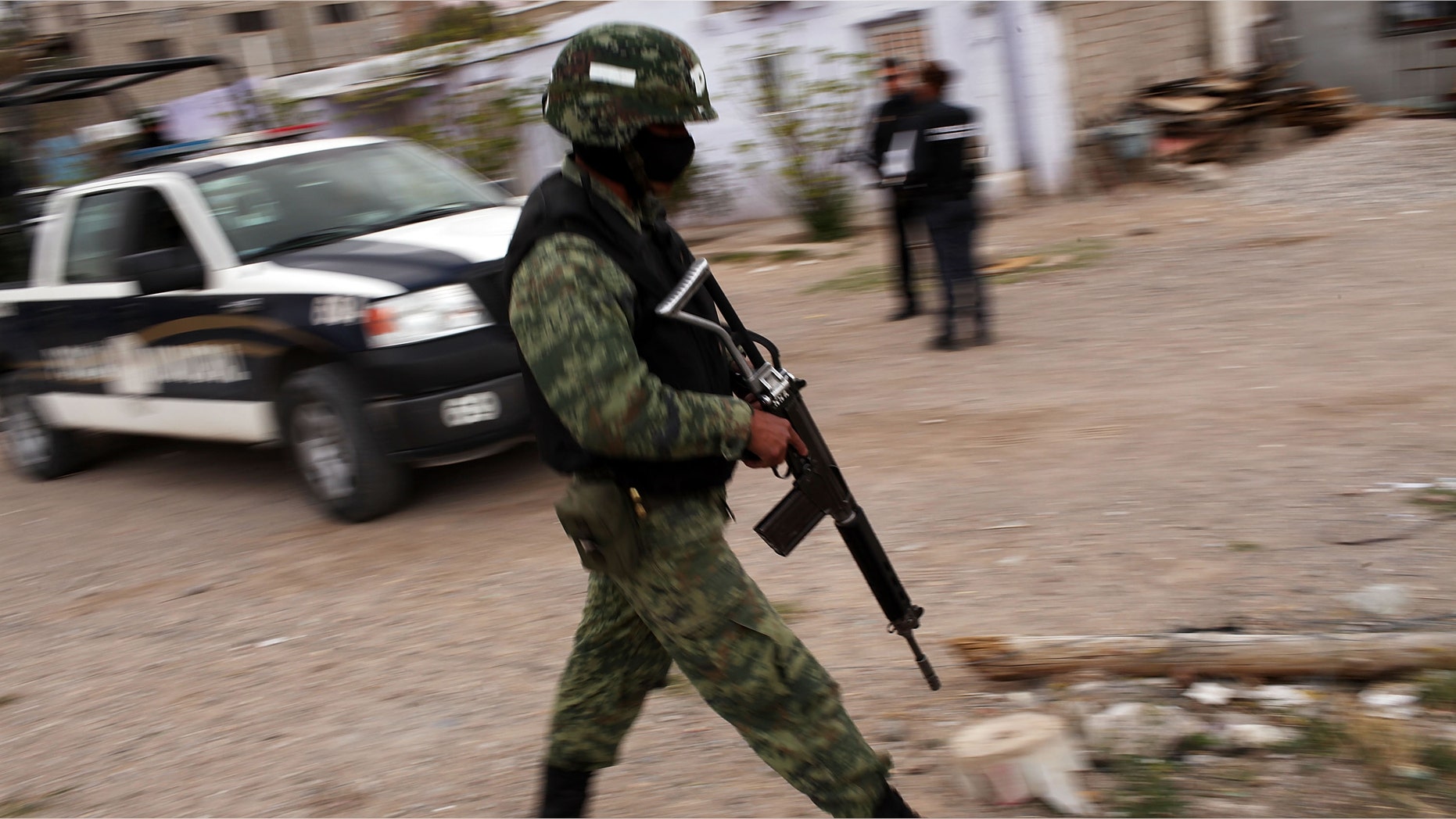Military police stand guard at the scene of a murder on March 23, 2010 in Juárez, Mexico. (Photo by Spencer Platt/Getty Images)