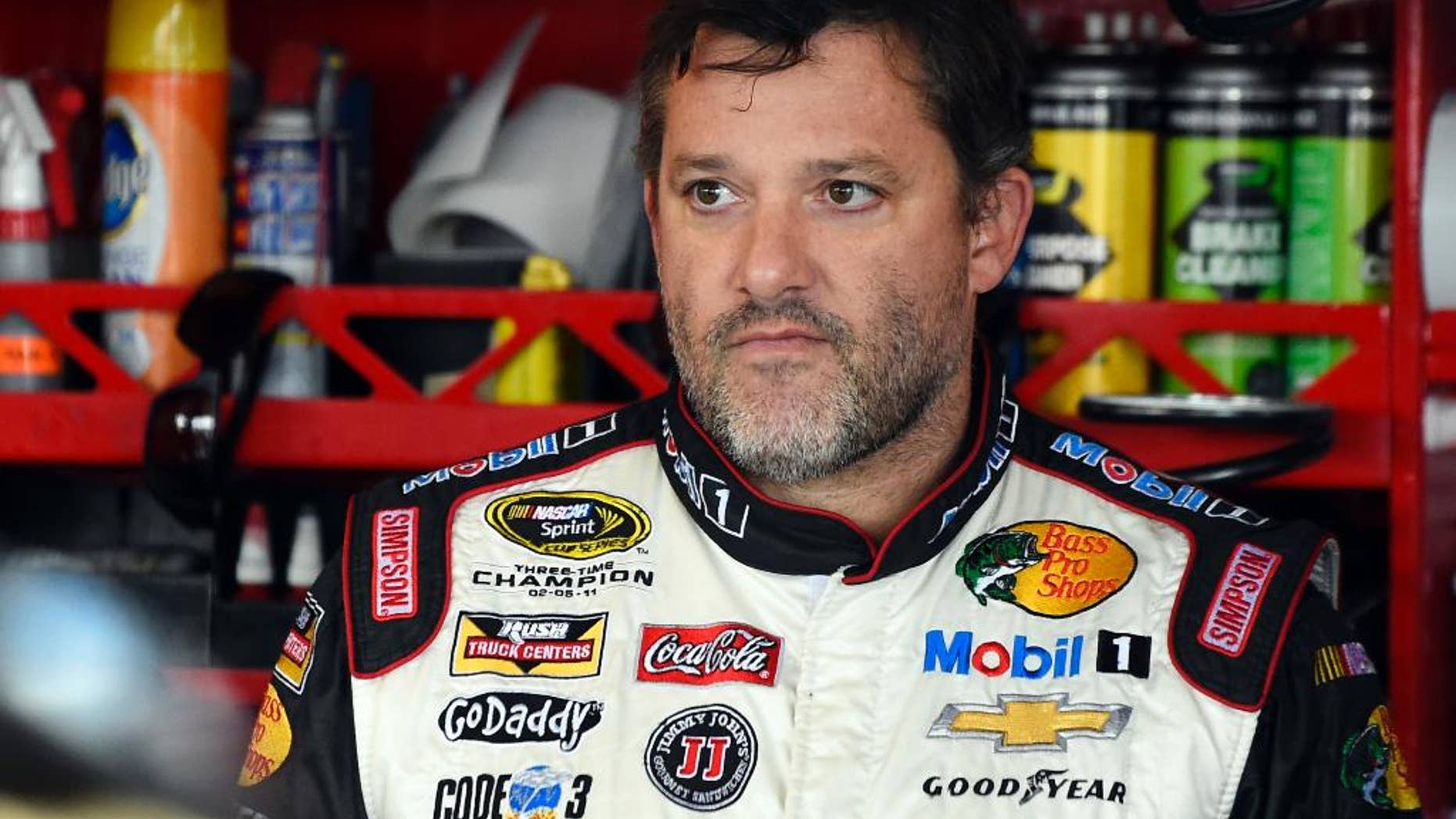 Fotografía del 13 de septiembre de 2014 que muestra al piloto de la serie NASCAR Tony Stewart (14) antes de una práctica. Una audiencia del jurado de investigación que indaga el papel de Stewart en la muerte de conductor Kevin Ward concluyó el miércoles 24 de septiembre de 2014. (Foto de AP/Paul J. Bergstrom, archivo)