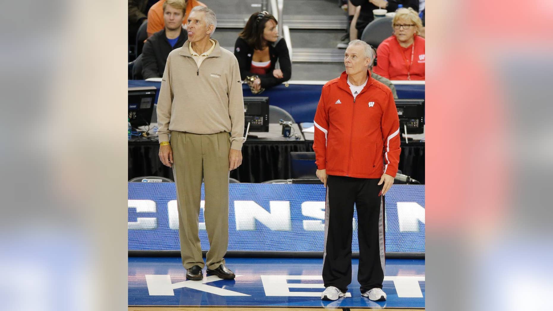 Former professional golfer Andy North, left, and Wisconsin head coach Bo Ryan watch as the team practices for their NCAA Final Four tournament college basketball semifinal game Friday, April 4, 2014, in Dallas. Wisconsin plays Kentucky on Saturday, April 5, 2014. (AP Photo/Tony Gutierrez)