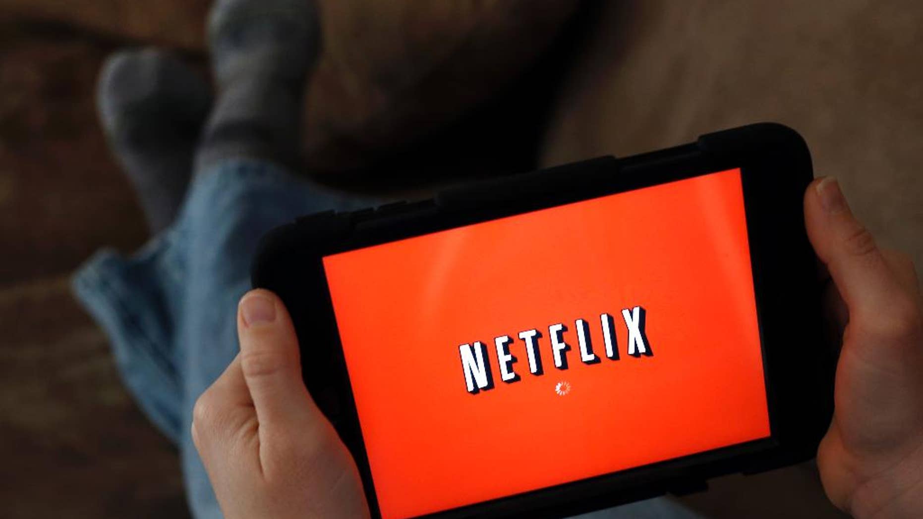 En esta foto del 17 de enero del 2014, una persona abre la plantalla de Netflix en una tableta en North Andover, Massachusetts. Netflix anunció que aumentaba la tarifa de su suscripción mensual en un dólar (AP Foto/Elise Amendola, Archivo)