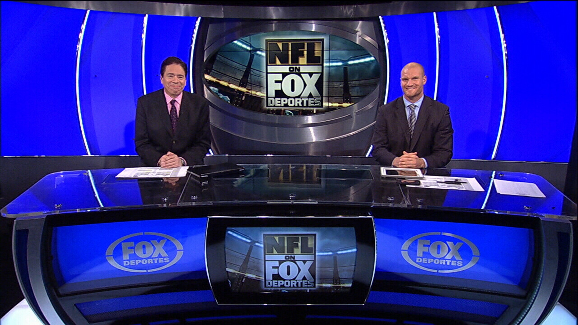 John Laguna and Brady Poppinga on the set of Fox Deportes' NFL telecasts.