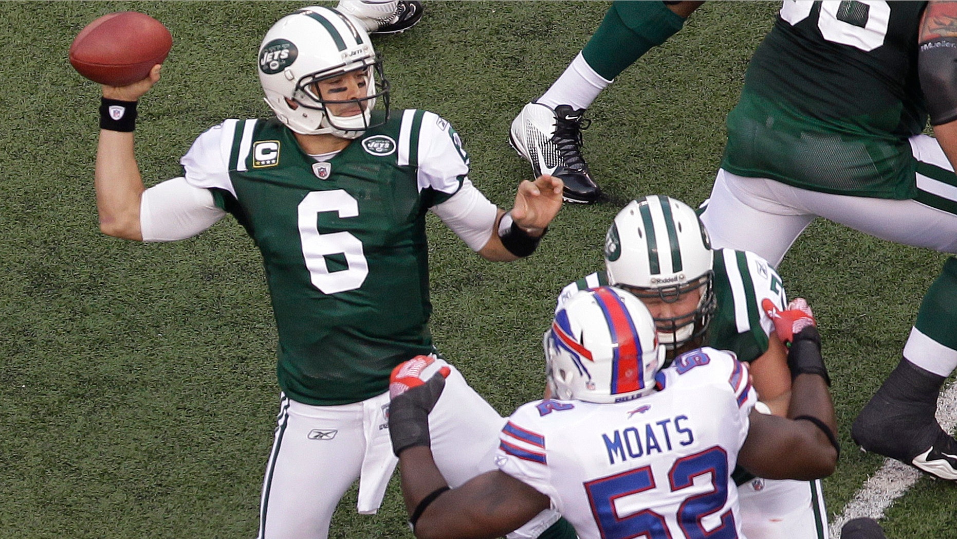 El quarterback de los Jets de Nueva York Mark Sánchez (6) lanza un pase de touchdown a Plaxico Burress en el partido de la NFL contra los Bills de Buffalo el domingo 27 de noviembre de 2011(AP Foto/Julio Cortez)