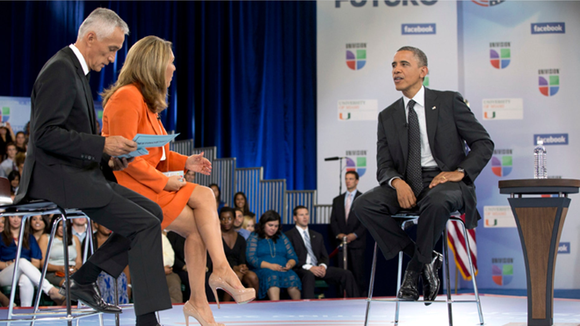 Presidente Barack Obama participa en un foro organizado por la cadena en español Univisión junto con los periodistas Jorge Ramos, izquierda, y MarÃa Elena Salinas, centro, en la Universidad de Miami, jueves 20 de septiembre de 2012. En el foro, Obama dijo que la "mayor falta" de su primer perÃodo fue no haber logrado la reforma inmigratoria, y prometió seguir trabajando en ello si es reelegido. (AP Foto/Carolyn Kaster)