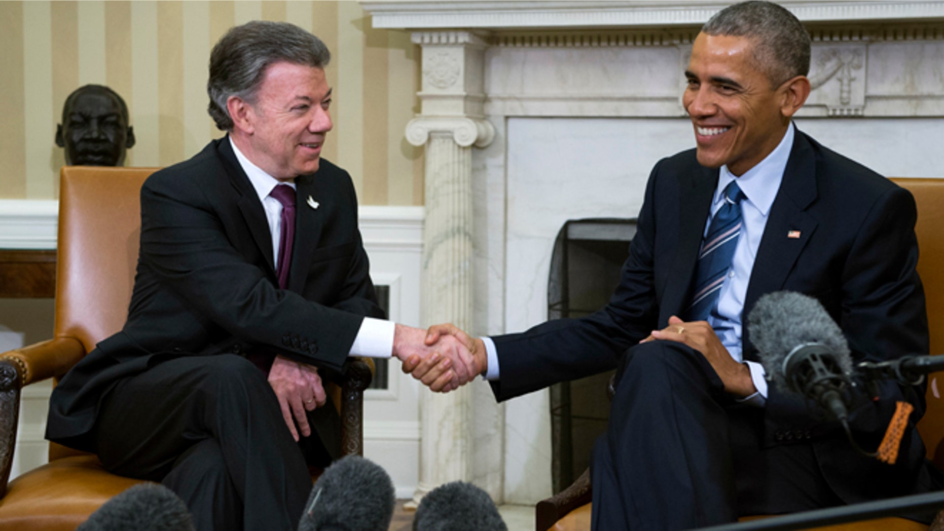 WASHINGTON, DC - FEBRUARY 04: U.S. President Barack Obama meets with Colombian President Juan Manuel Santos in the Oval Office of the White House on February 4, 2016 in Washington, DC. Obama and Santos are expected to make a bid for increased aid for Colombia and talk about "Plan Colombia", a U.S. aid initiative started in 2000 to help combat Colombian drug cartels. (Photo by Shawn Thew - Pool/Getty Images)
