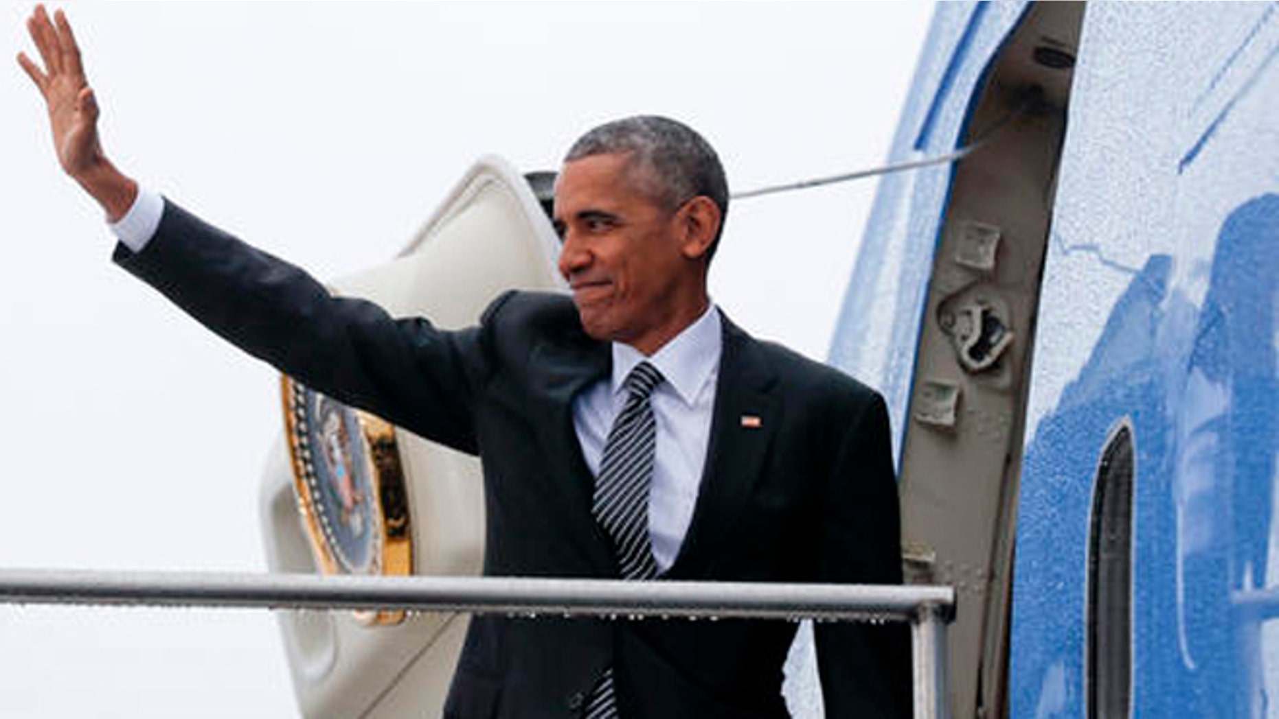 US President Barack Obama waves as he boards Air Force One during his departure from Tegel International Airport in Berlin, Friday, Nov. 18, 2016. Obama is leaving Europe and heading to South America to attend the annual Asia Pacific Economic Cooperation (APEC) forum, taking place in Lima, Peru. (AP Photo/Pablo Martinez Monsivais)