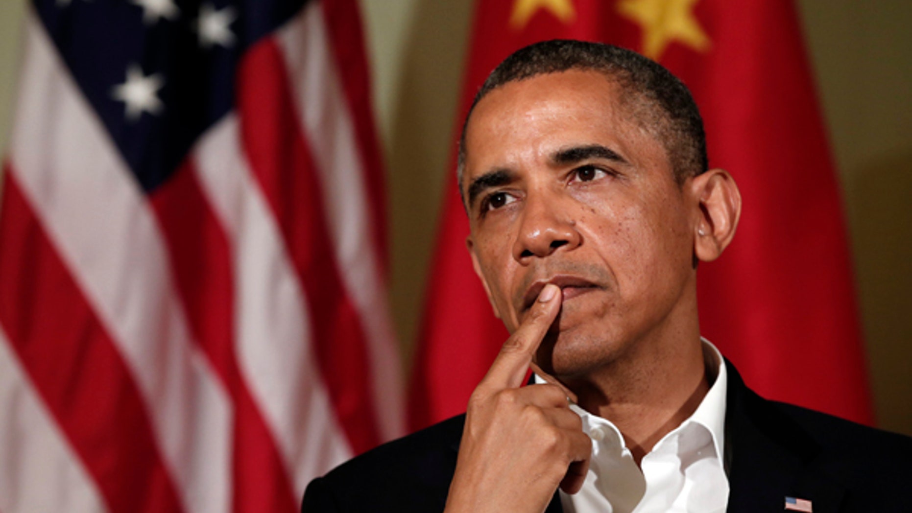U.S. President Barack Obama listens to a response from Chinese President Xi Jinping at The Annenberg Retreat at Sunnylands in Rancho Mirage, California June 7, 2013. Obama said on Friday he welcomed the "peaceful rise" of China and that, despite inevitable areas of tension, both countries want a cooperative relationship, as he and Xi kicked off two days of meetings. REUTERS/Kevin Lamarque (UNITED STATES - Tags: POLITICS) - RTX10G2E