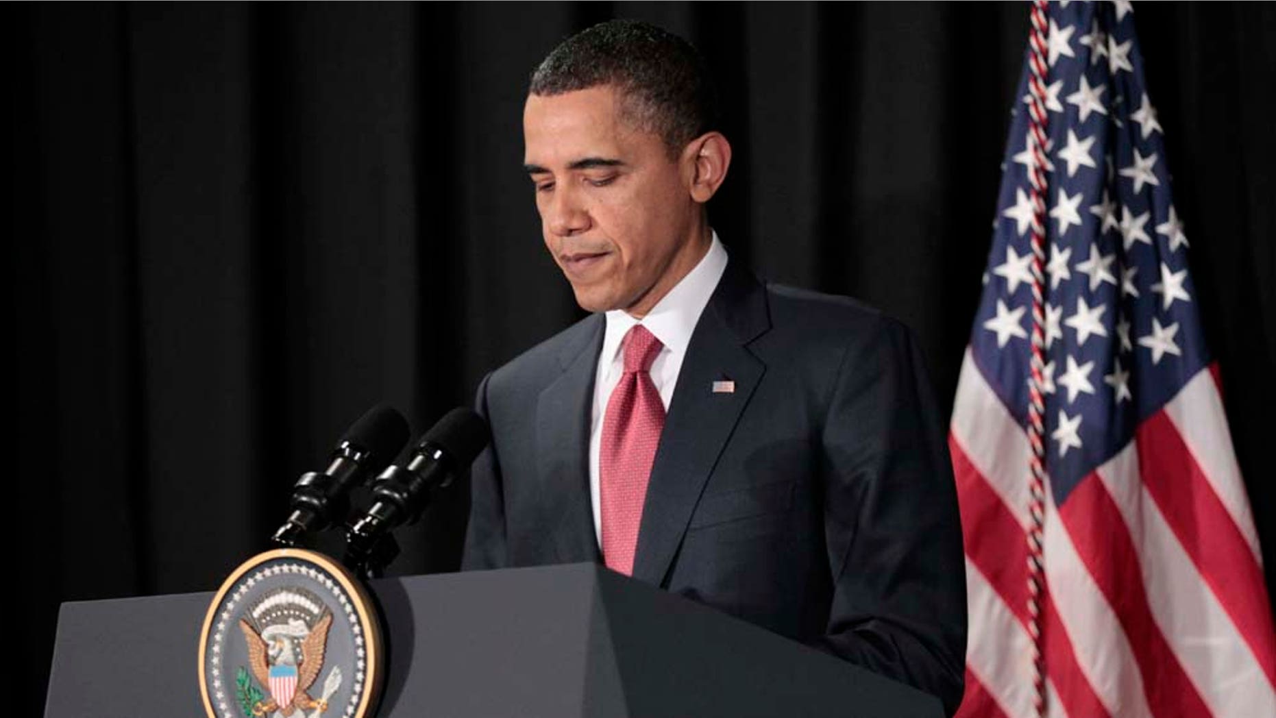 El presidente de Estados Unidos Barack Obama hace una pausa durante una declaración que realizó en Brasilia el sábado 19 de marzo del 2011 sobre los acontecimientos que se están desarrollando en Libia. Obama autorizó el sábado el 0uso de una acción militar limitada contra Libia al afirmar que "Este no es un resultado que esperaban ni Estados Unidos ni sus aliados. No podemos quedarnos inmóviles cuando un tirano le dice a su pueblo que no tendrá misericordia" con ellos, agregó. (Foto AP/Pablo Martinez Monsivais)
