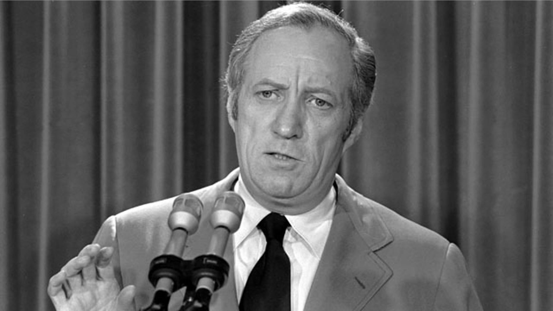 In this May 22, 1973 file photo, then acting White House counsel Leonard Garment briefs the media at the White House on President Nixon's statement about the Watergate affair in Washington. (AP Photo/File)