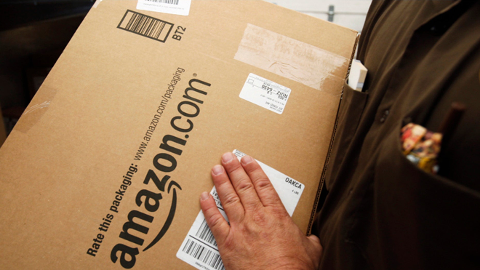 States could force Internet retailers to collect sales taxes under a bill that overwhelmingly passed a test vote in the Senate.