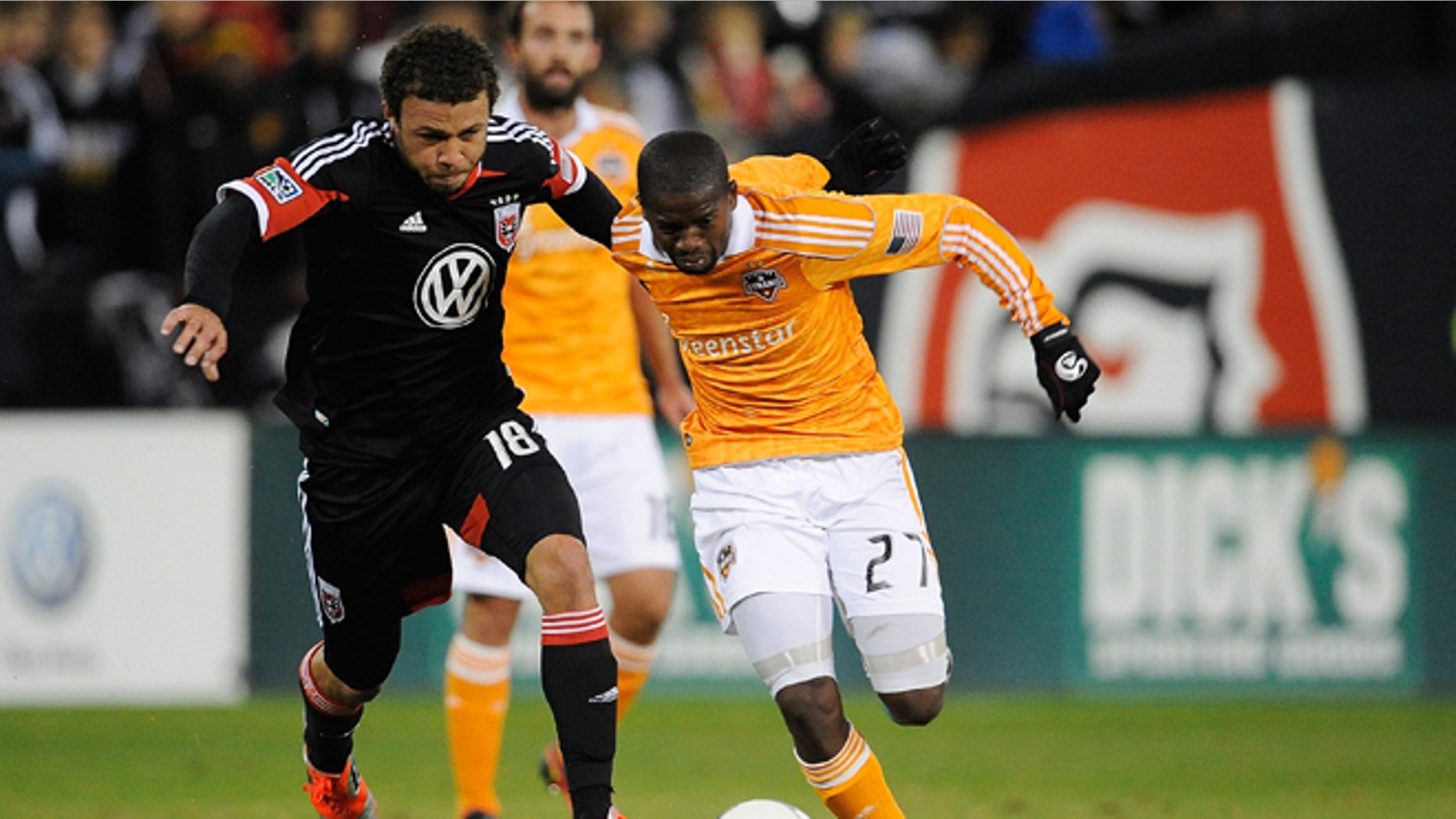 WASHINGTON, DC - NOVEMBER 18: Boniek Garcia #27 of Houston Dynamo battles for the ball against Nick DeLeon #18 of D.C. United during leg 2 of the Eastern Conference Championship at RFK Stadium on November 18, 2012 in Washington, DC. (Photo by Patrick McDermott/Getty Images)