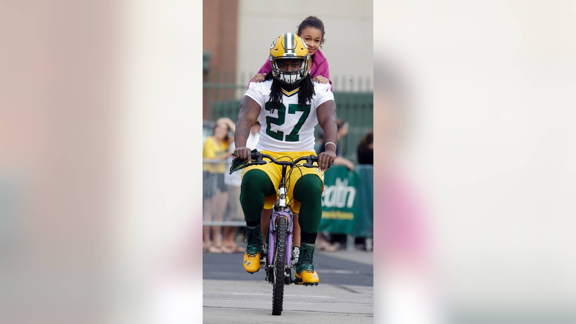 Green Bay Packers’ Eddie Lacy rides a bike to NFL football training camp on Saturday, July 26, 2014, in Green Bay, Wis. (AP Photo/Morry Gash)